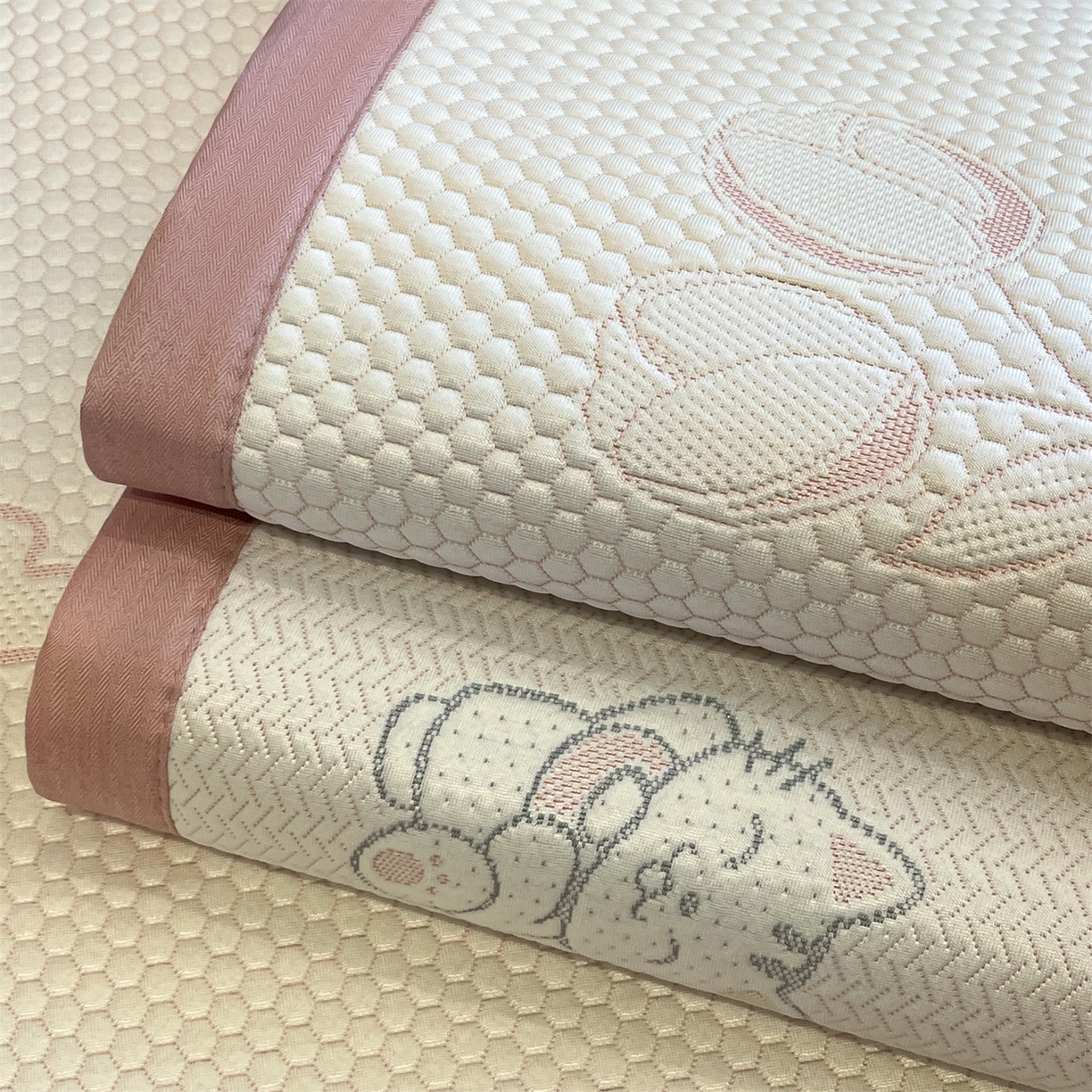 91家纺网 家纺一手货源 找家纺 天之澜家纺 2026新款PE凉豆豆凉席小红书热卖款A类冰豆豆凉席三件套可水洗豆豆凉席-床席款 郁金香之恋