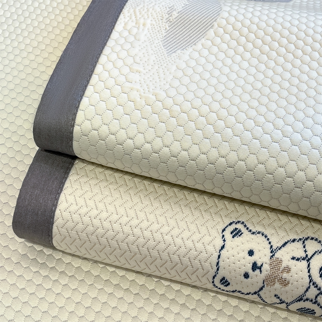 91家纺网 家纺一手货源 找家纺 天之澜家纺 2026新款PE凉豆豆凉席小红书热卖款A类冰豆豆凉席三件套可水洗豆豆凉席-床席款 平步青云