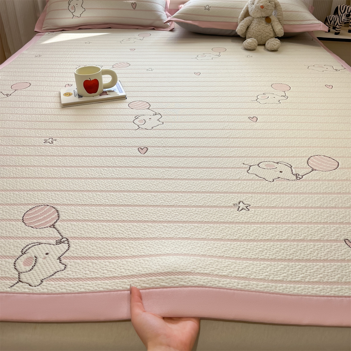 91家纺网 家纺一手货源 找家纺 天之澜家纺 2026新款PE凉豆豆凉席小红书热卖款A类冰豆豆凉席三件套可水洗豆豆凉席-床席款 象小萌