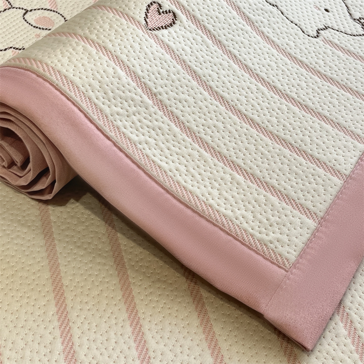 91家纺网 家纺一手货源 找家纺 天之澜家纺 2026新款PE凉豆豆凉席小红书热卖款A类冰豆豆凉席三件套可水洗豆豆凉席-床席款 象小萌