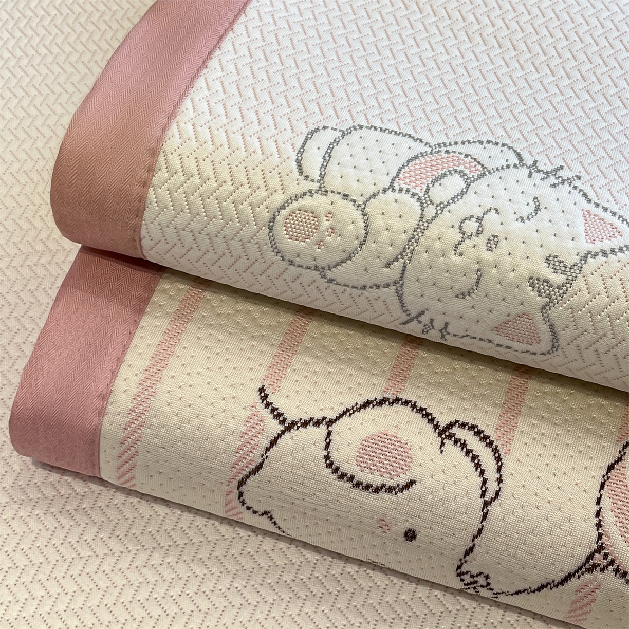 91家纺网 家纺一手货源 找家纺 天之澜家纺 2026新款PE凉豆豆凉席小红书热卖款A类冰豆豆凉席三件套可水洗豆豆凉席-床席款 招财猫