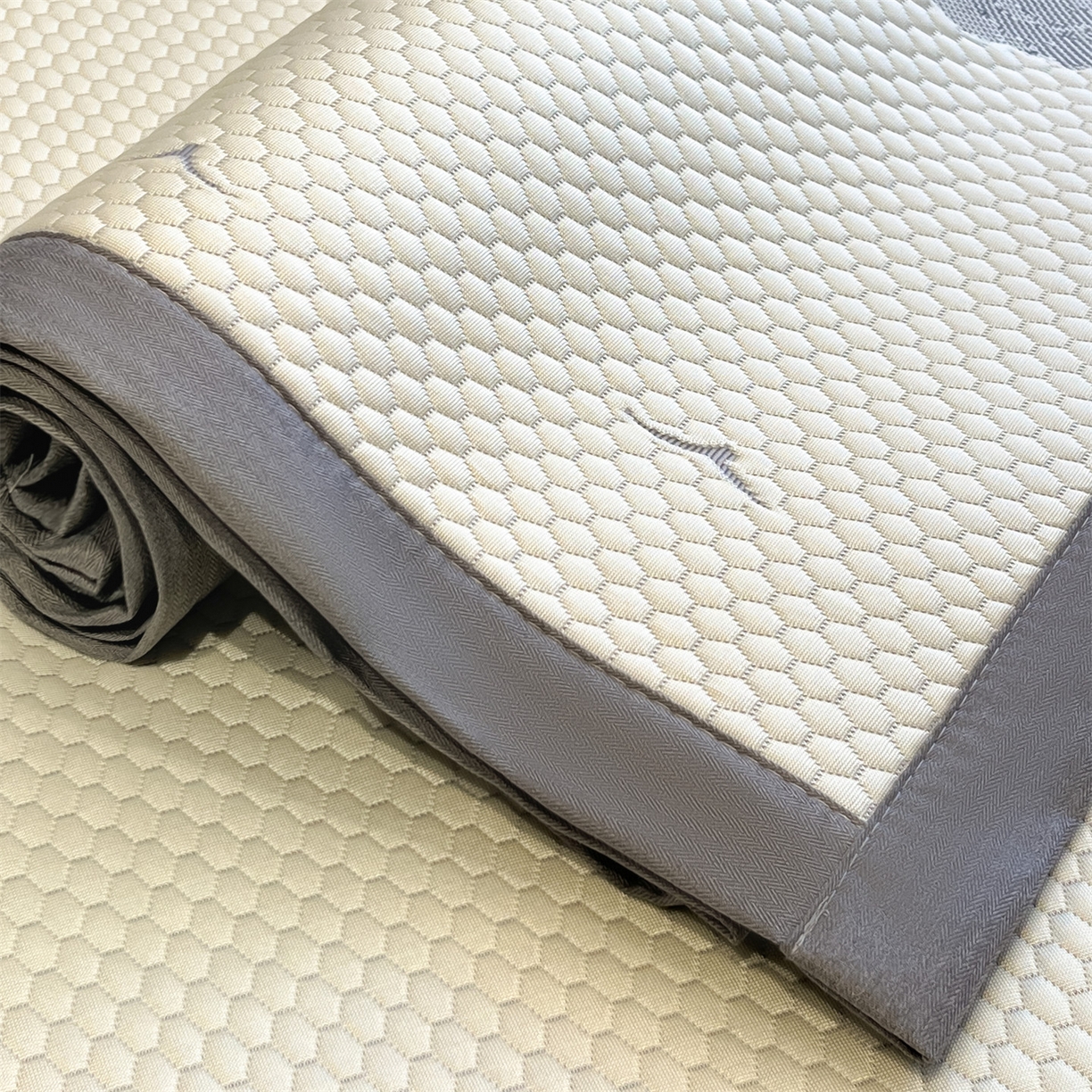 91家纺网 家纺一手货源 找家纺 天之澜家纺 2026新款PE凉豆豆凉席小红书热卖款A类冰豆豆凉席三件套可水洗豆豆凉席-床席款 平步青云