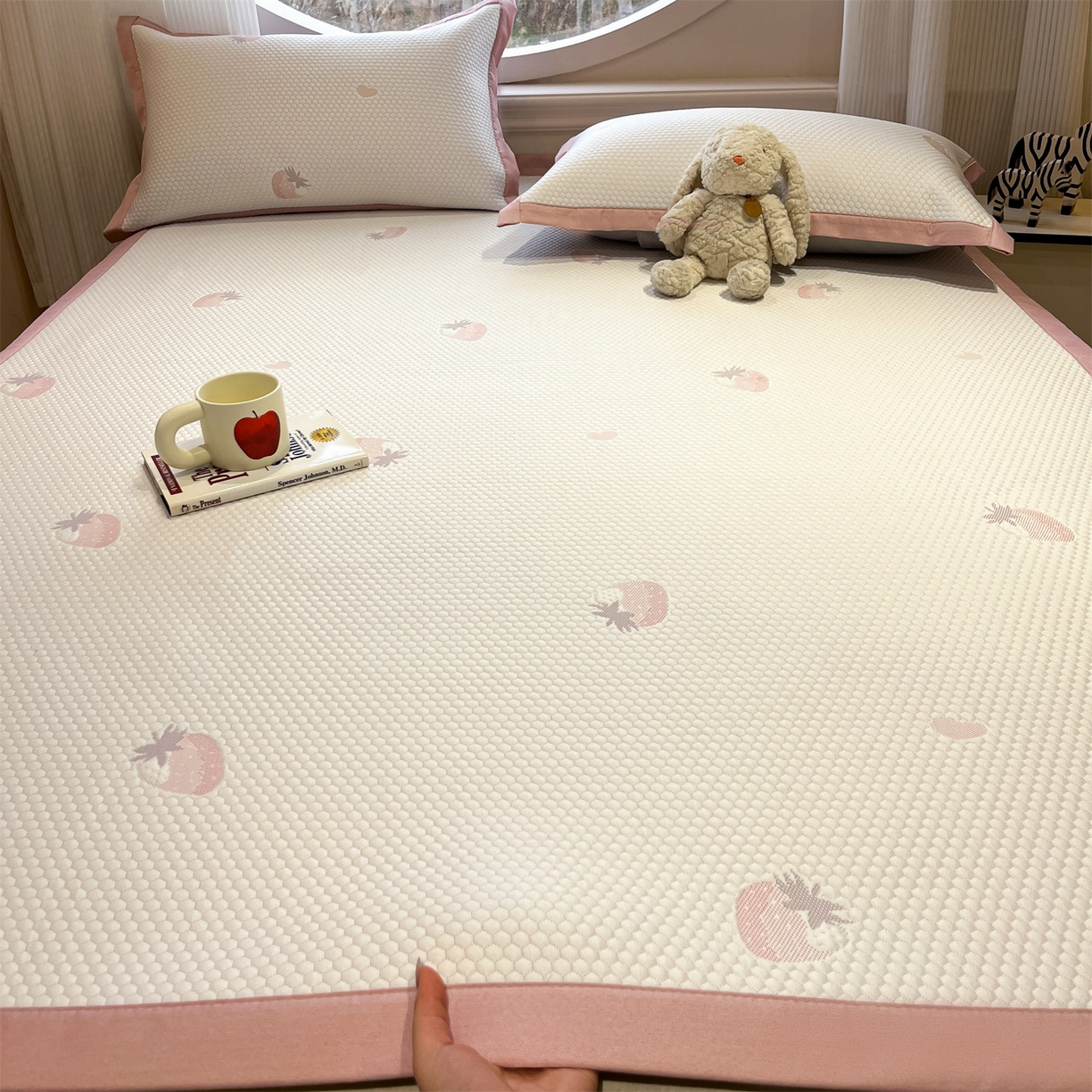 91家纺网 家纺一手货源 找家纺 天之澜家纺 2026新款PE凉豆豆凉席小红书热卖款A类冰豆豆凉席三件套可水洗豆豆凉席-床席款 甜心草莓