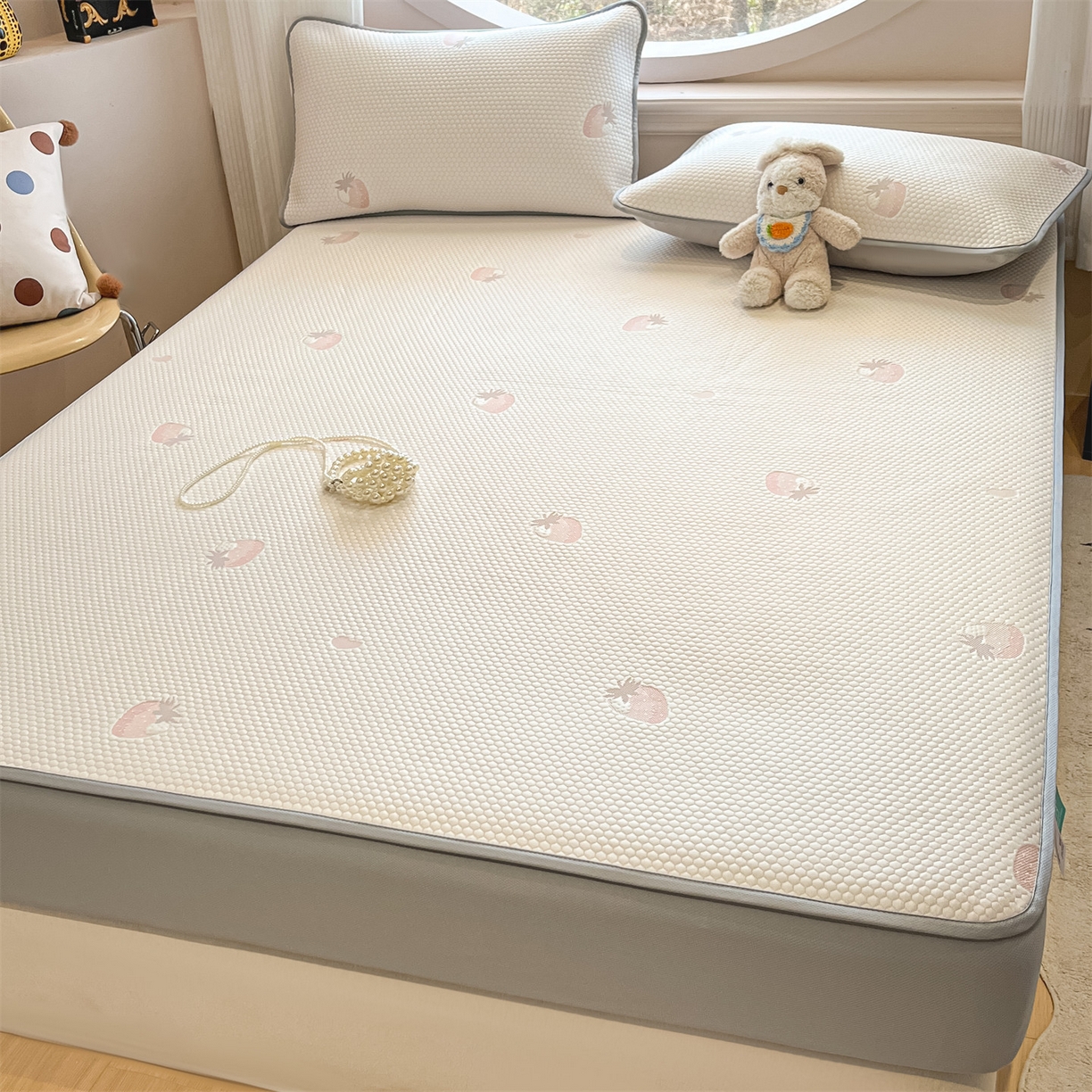 91家纺网 家纺一手货源 找家纺 天之澜家纺 2026新款PE凉豆豆凉席小红书热卖款A类冰豆豆凉席三件套可水洗豆豆凉席-床笠款 甜心草莓