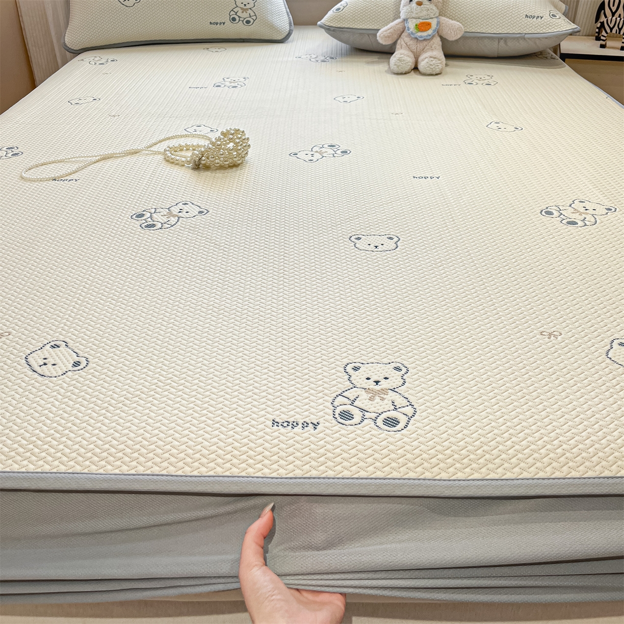 91家纺网 家纺一手货源 找家纺 天之澜家纺 2026新款PE凉豆豆凉席小红书热卖款A类冰豆豆凉席三件套可水洗豆豆凉席-床笠款 熊宝宝