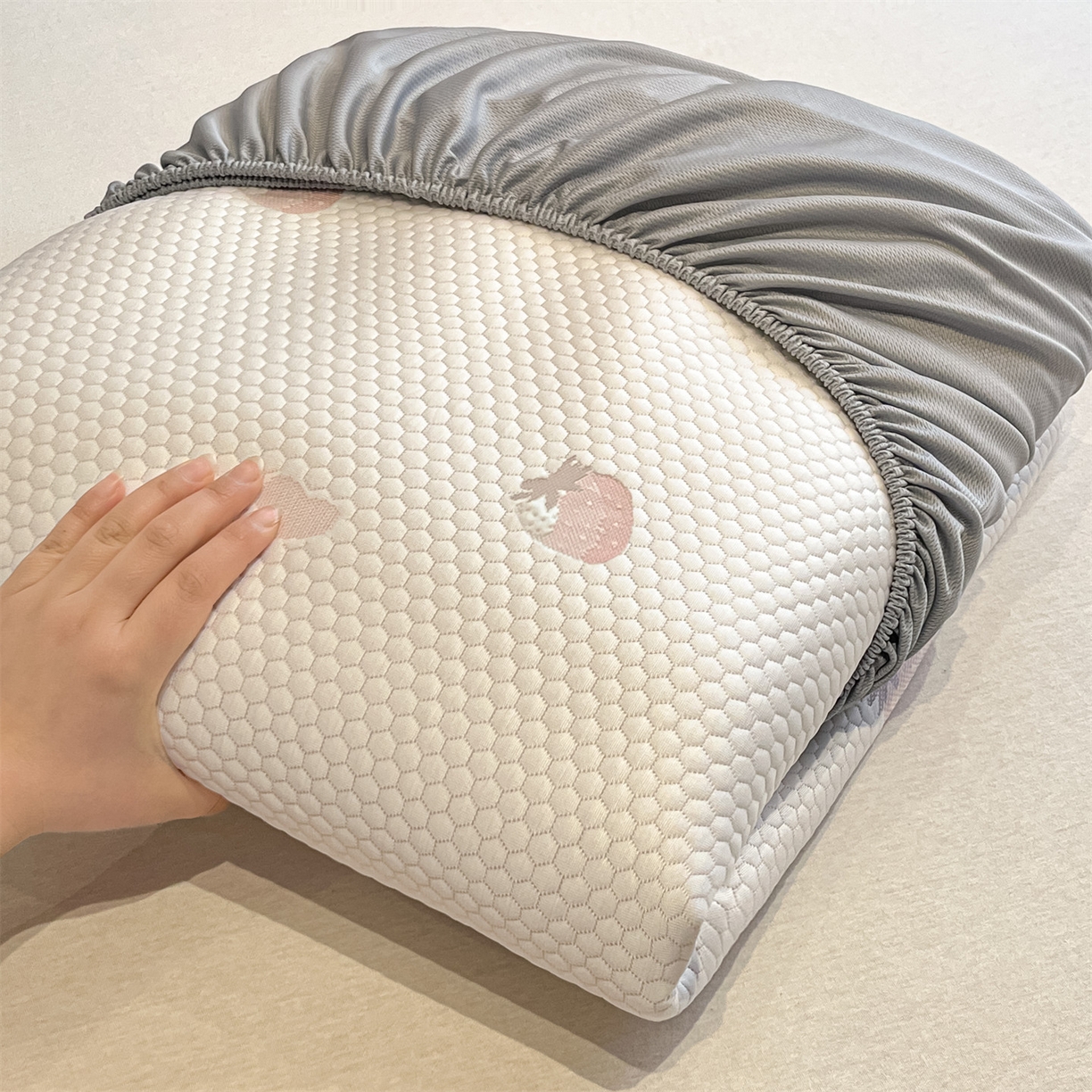 91家纺网 家纺一手货源 找家纺 天之澜家纺 2026新款PE凉豆豆凉席小红书热卖款A类冰豆豆凉席三件套可水洗豆豆凉席-床笠款 甜心草莓