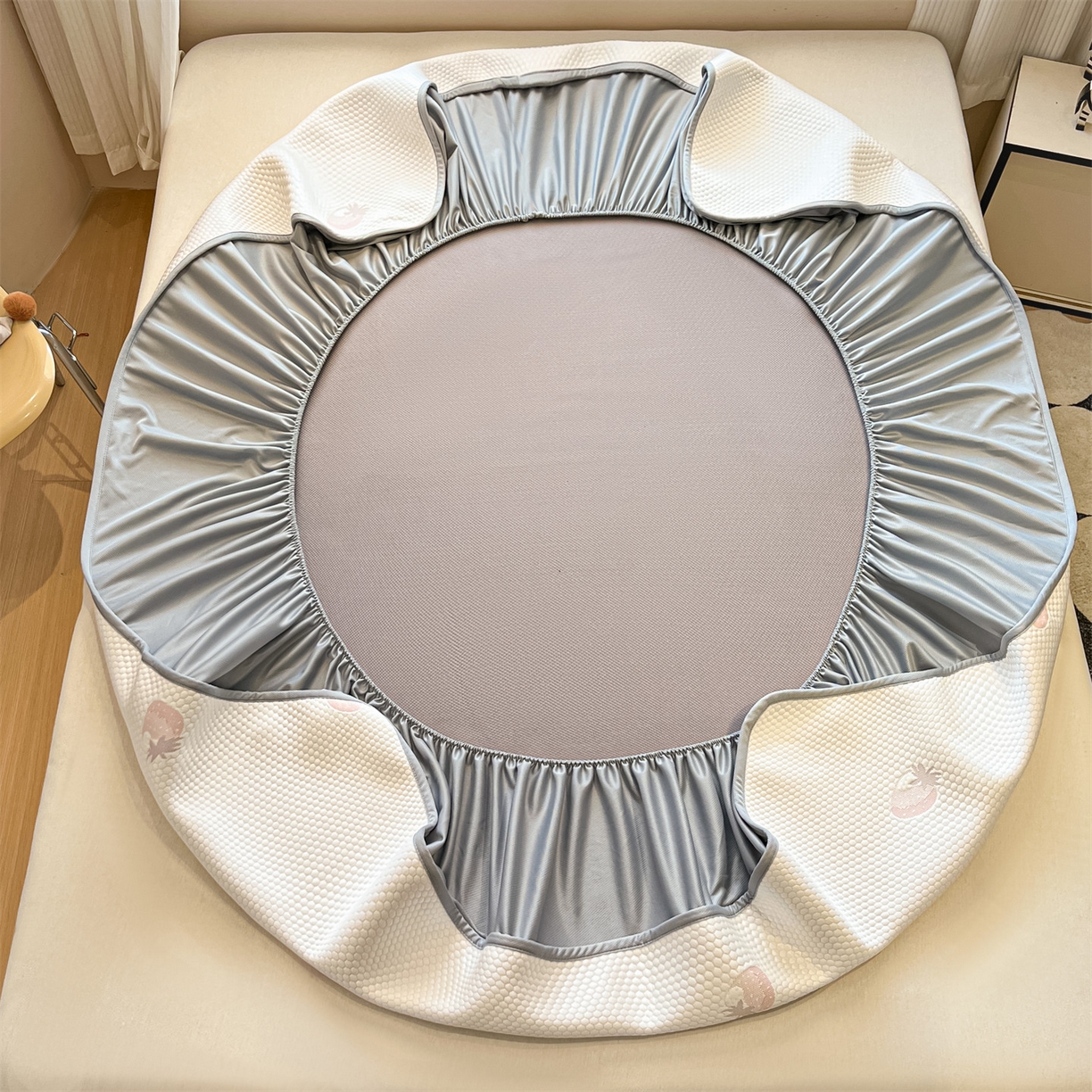 91家纺网 家纺一手货源 找家纺 天之澜家纺 2026新款PE凉豆豆凉席小红书热卖款A类冰豆豆凉席三件套可水洗豆豆凉席-床笠款 甜心草莓