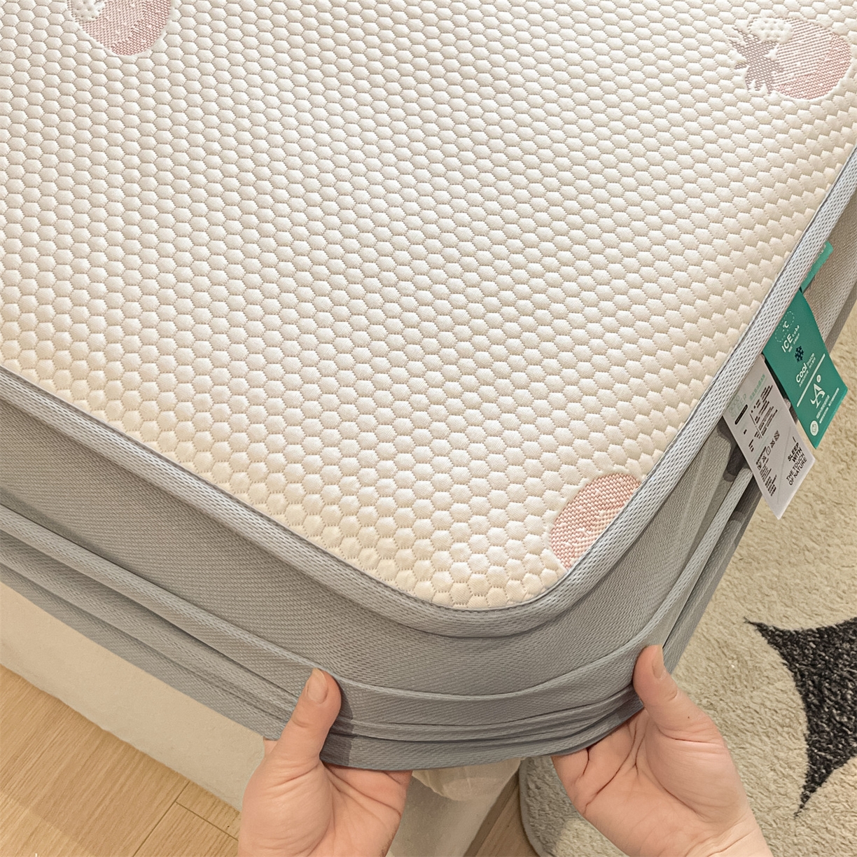 91家纺网 家纺一手货源 找家纺 天之澜家纺 2026新款PE凉豆豆凉席小红书热卖款A类冰豆豆凉席三件套可水洗豆豆凉席-床笠款 甜心草莓