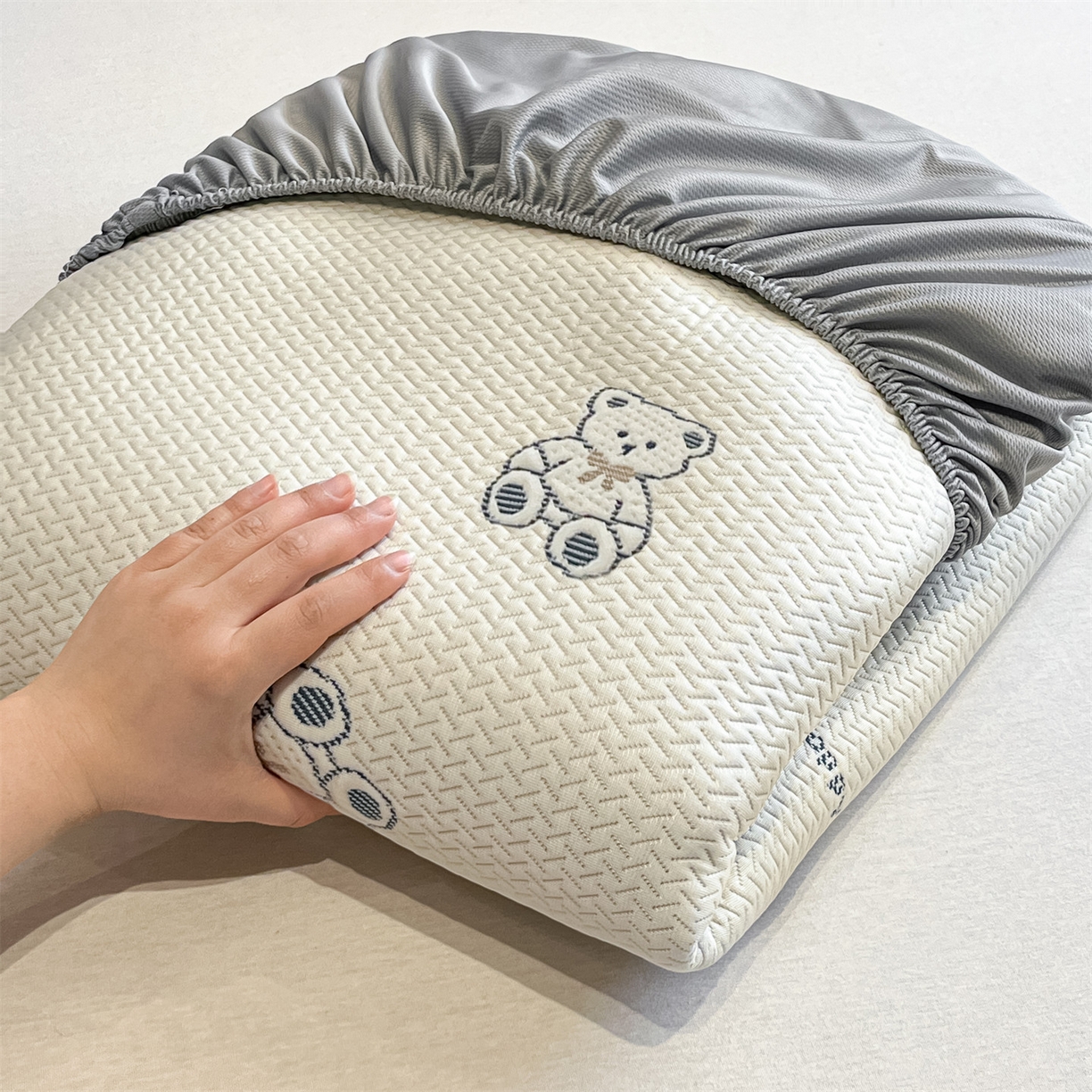 91家纺网 家纺一手货源 找家纺 天之澜家纺 2026新款PE凉豆豆凉席小红书热卖款A类冰豆豆凉席三件套可水洗豆豆凉席-床笠款 熊宝宝