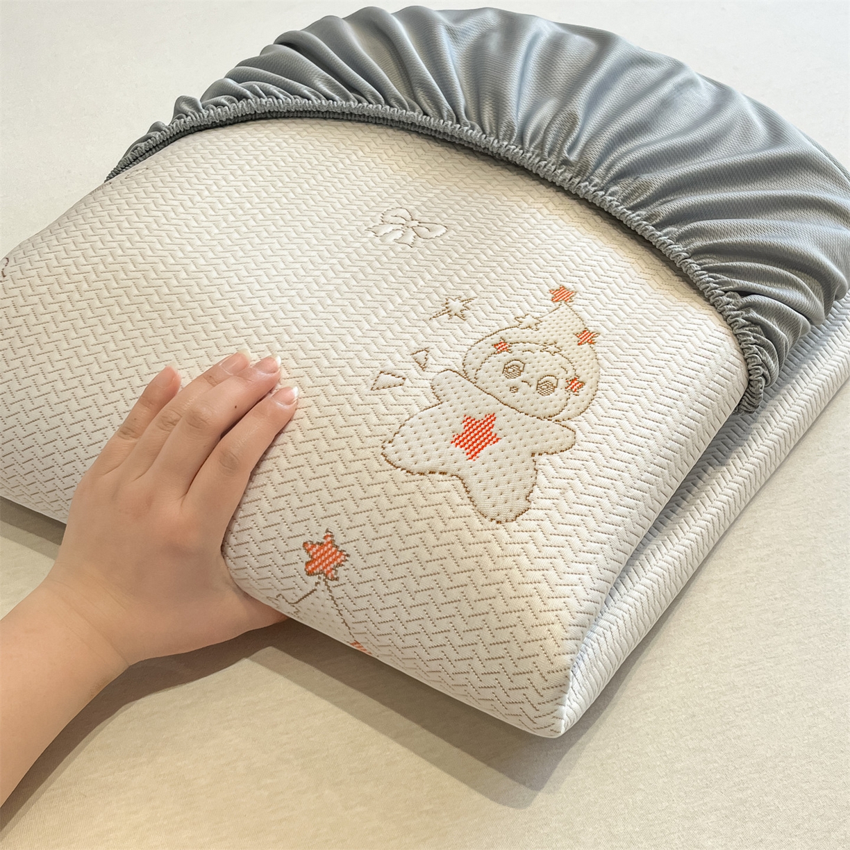 91家纺网 家纺一手货源 找家纺 天之澜家纺 2026新款PE凉豆豆凉席小红书热卖款A类冰豆豆凉席三件套可水洗豆豆凉席-床笠款 星星人