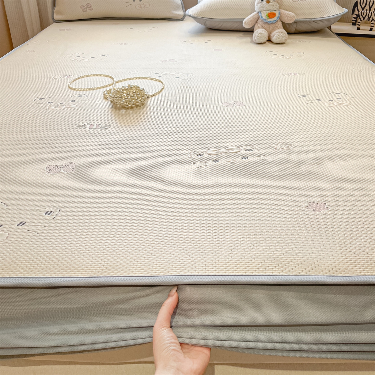 91家纺网 家纺一手货源 找家纺 天之澜家纺 2026新款PE凉豆豆凉席小红书热卖款A类冰豆豆凉席三件套可水洗豆豆凉席-床笠款 小喵喵