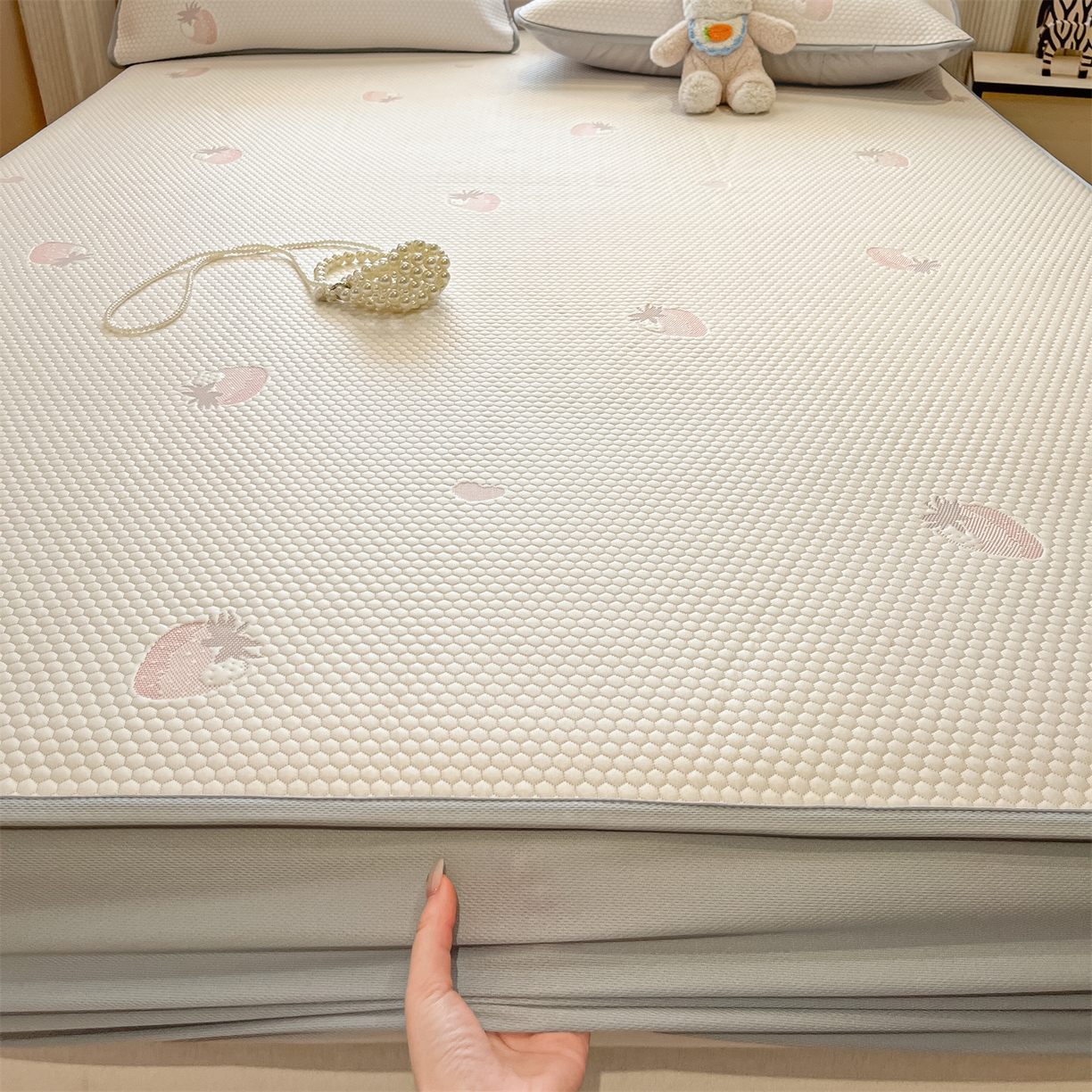 91家纺网 家纺一手货源 找家纺 天之澜家纺 2026新款PE凉豆豆凉席小红书热卖款A类冰豆豆凉席三件套可水洗豆豆凉席-床笠款 甜心草莓