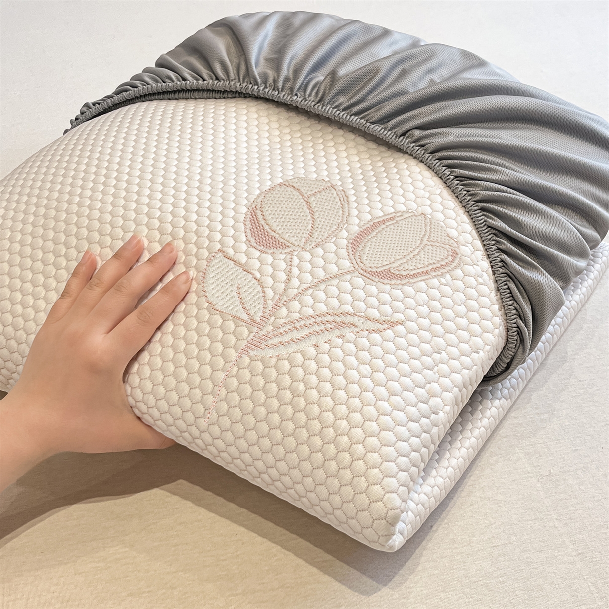 91家纺网 家纺一手货源 找家纺 天之澜家纺 2026新款PE凉豆豆凉席小红书热卖款A类冰豆豆凉席三件套可水洗豆豆凉席-床笠款 郁金香之恋