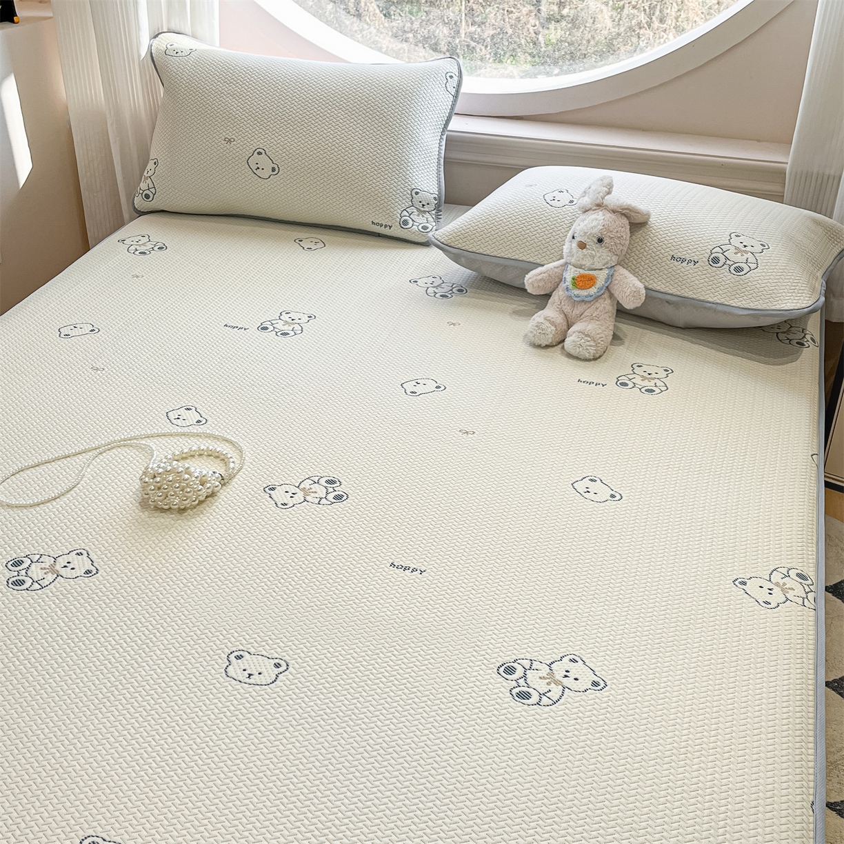 91家纺网 家纺一手货源 找家纺 天之澜家纺 2026新款PE凉豆豆凉席小红书热卖款A类冰豆豆凉席三件套可水洗豆豆凉席-床笠款 熊宝宝