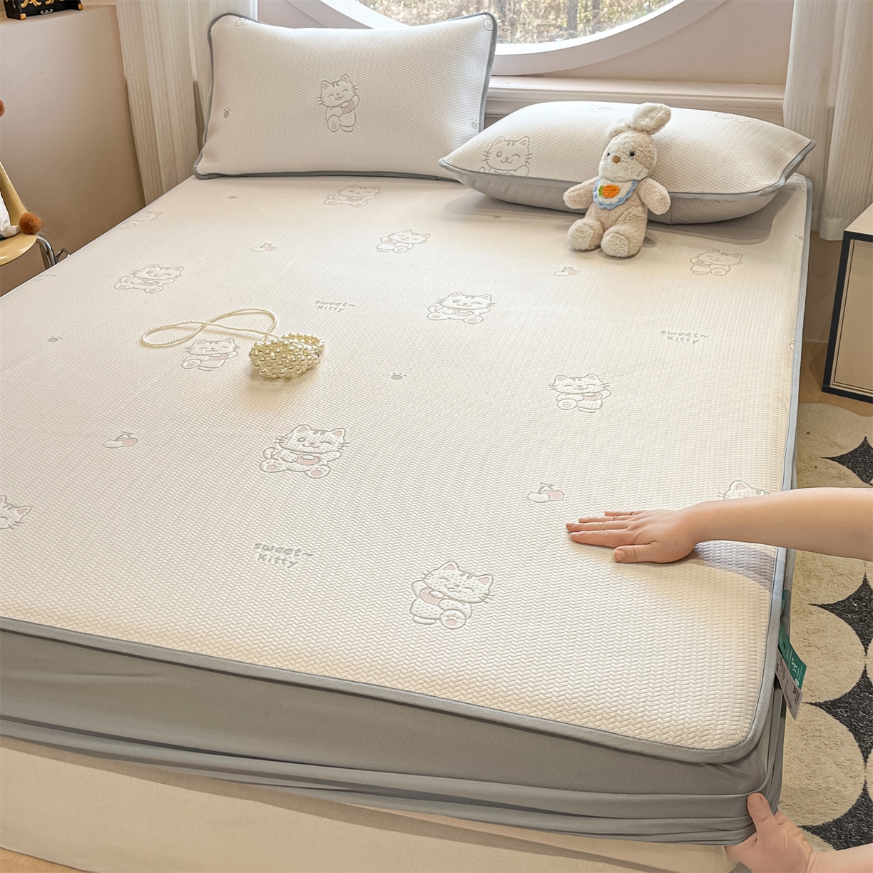 91家纺网 家纺一手货源 找家纺 天之澜家纺 2026新款PE凉豆豆凉席小红书热卖款A类冰豆豆凉席三件套可水洗豆豆凉席-床笠款 招财猫