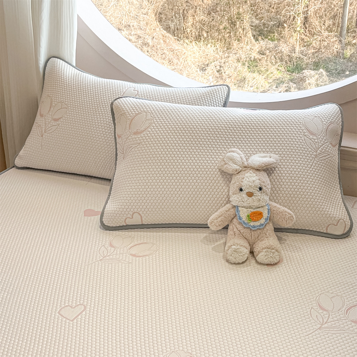 91家纺网 家纺一手货源 找家纺 天之澜家纺 2026新款PE凉豆豆凉席小红书热卖款A类冰豆豆凉席三件套可水洗豆豆凉席-床笠款 郁金香之恋