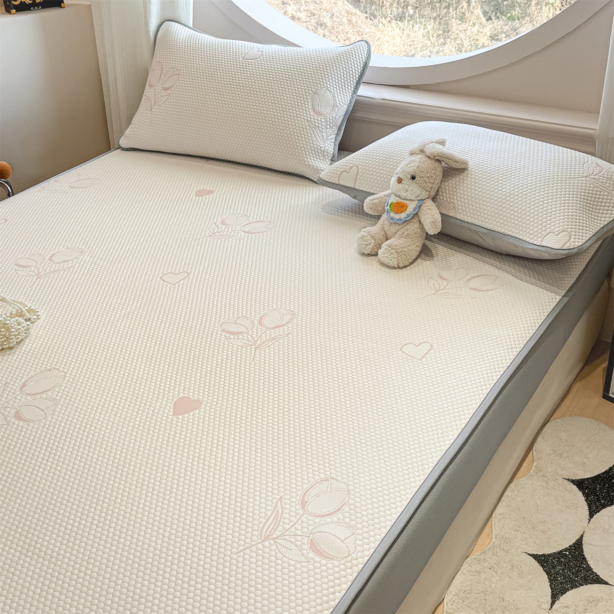 91家纺网 家纺一手货源 找家纺 天之澜家纺 2026新款PE凉豆豆凉席小红书热卖款A类冰豆豆凉席三件套可水洗豆豆凉席-床笠款 郁金香之恋