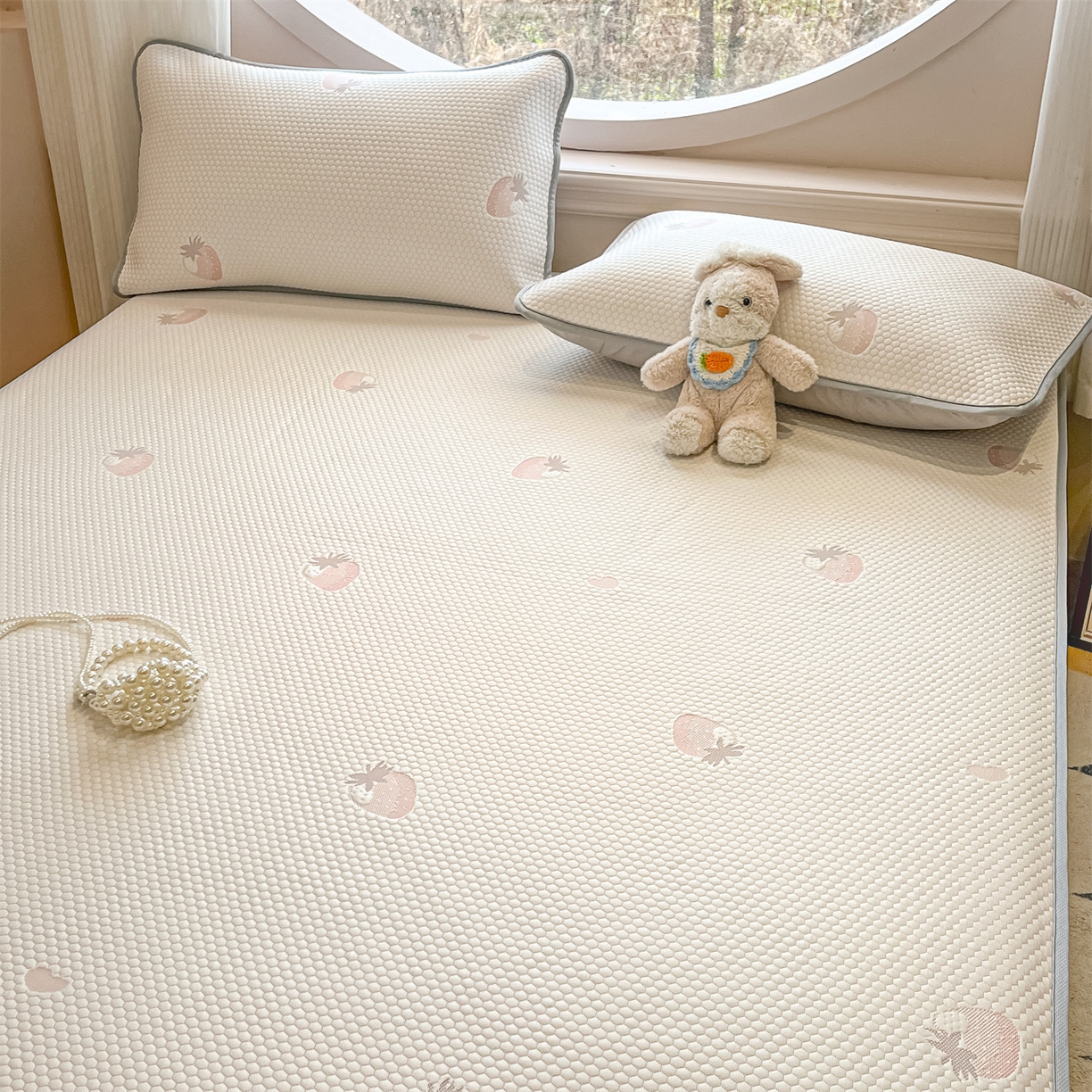 91家纺网 家纺一手货源 找家纺 天之澜家纺 2026新款PE凉豆豆凉席小红书热卖款A类冰豆豆凉席三件套可水洗豆豆凉席-床笠款 甜心草莓