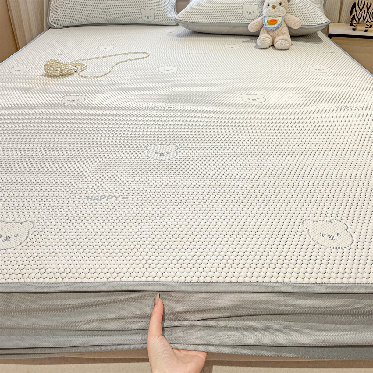 91家纺网 家纺一手货源 找家纺 天之澜家纺 2026新款PE凉豆豆凉席小红书热卖款A类冰豆豆凉席三件套可水洗豆豆凉席-床笠款 快乐小熊