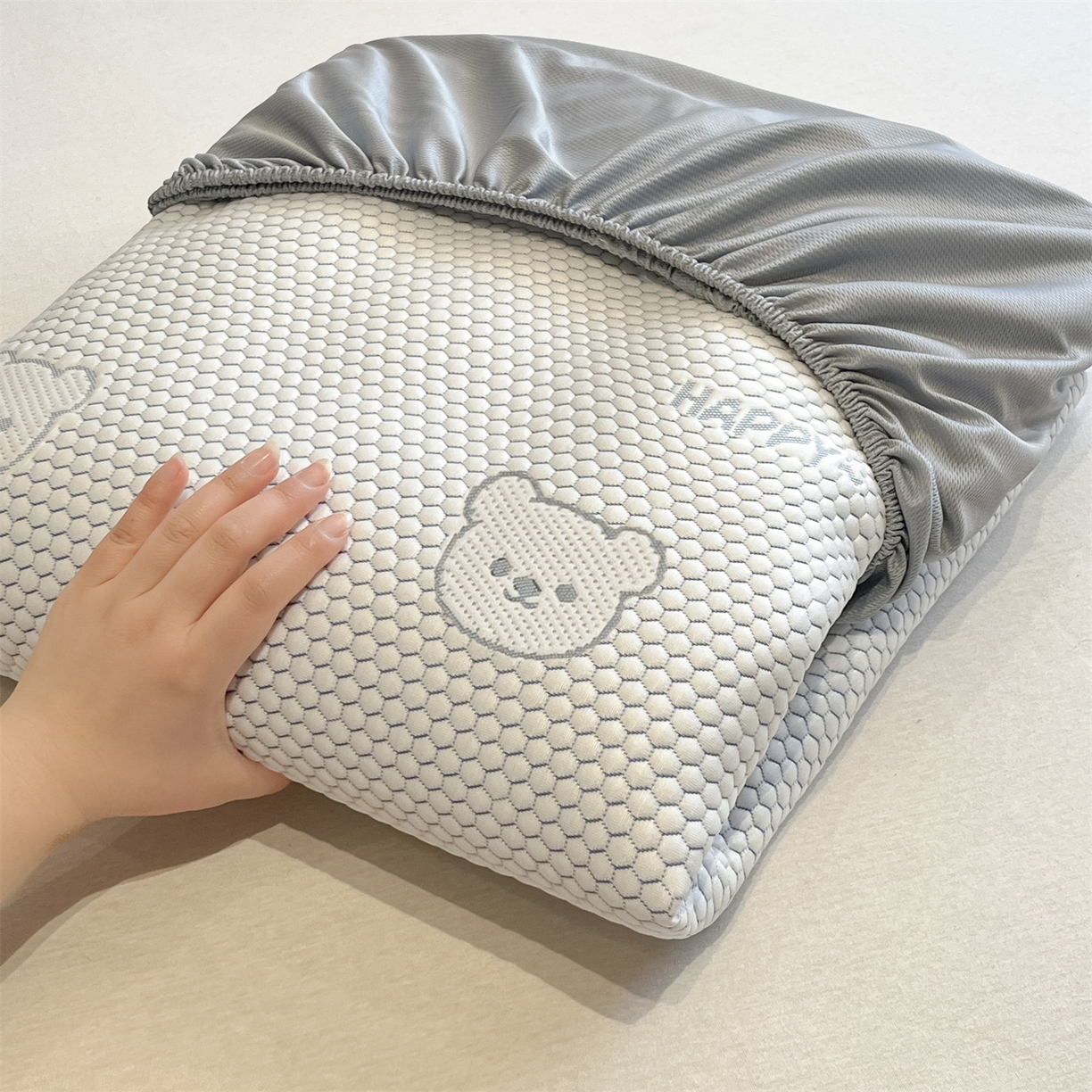 91家纺网 家纺一手货源 找家纺 天之澜家纺 2026新款PE凉豆豆凉席小红书热卖款A类冰豆豆凉席三件套可水洗豆豆凉席-床笠款 快乐小熊