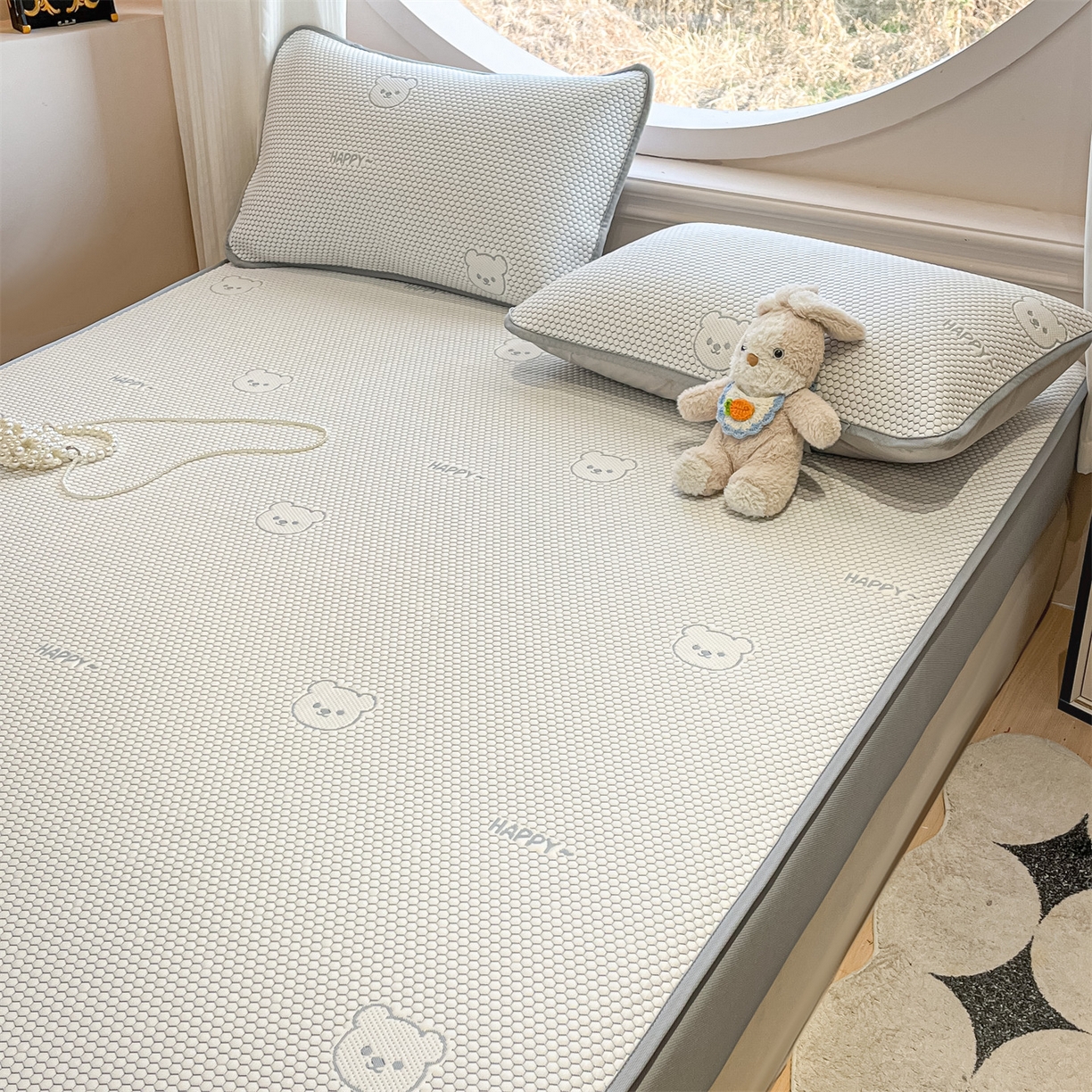 91家纺网 家纺一手货源 找家纺 天之澜家纺 2026新款PE凉豆豆凉席小红书热卖款A类冰豆豆凉席三件套可水洗豆豆凉席-床笠款 快乐小熊