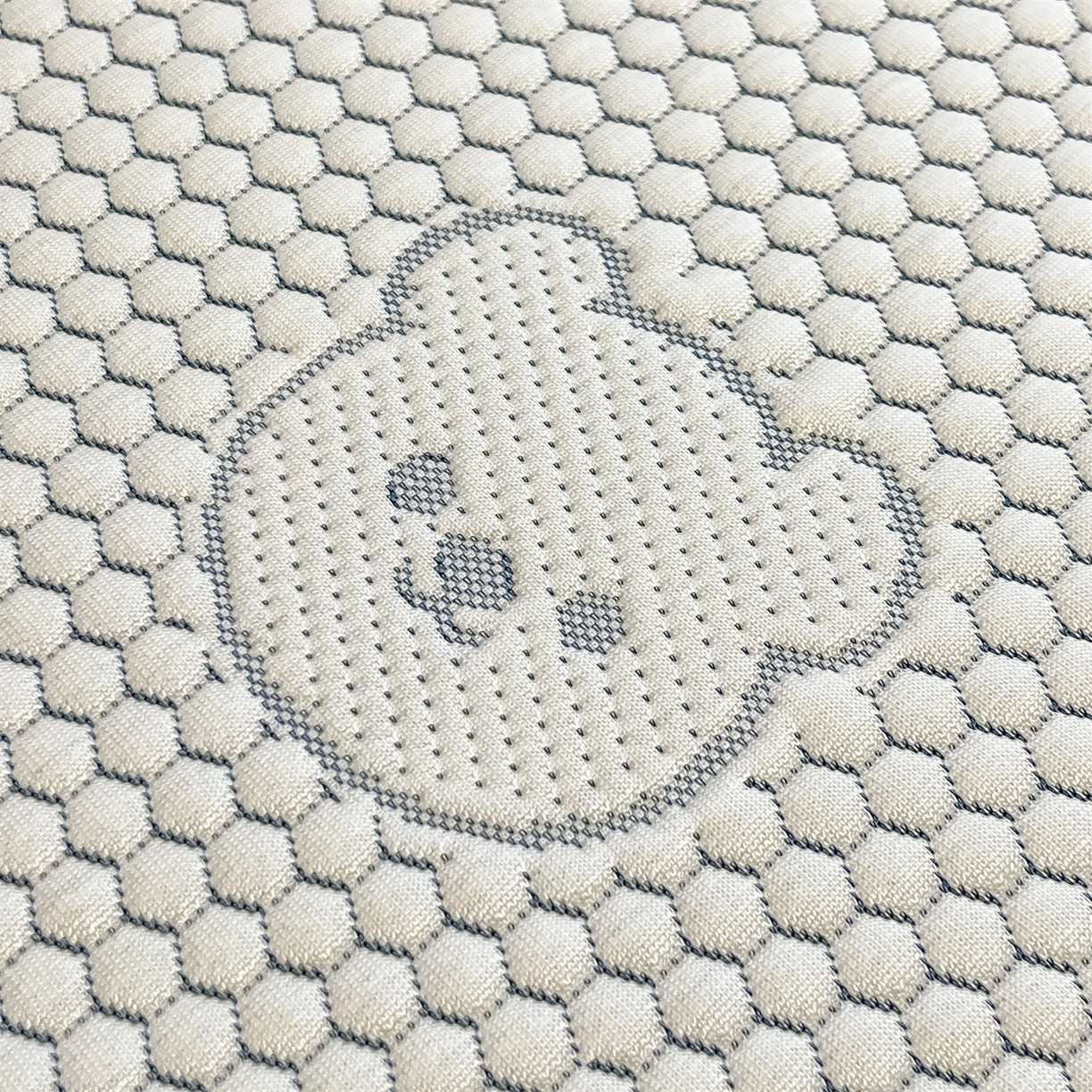 91家纺网 家纺一手货源 找家纺 天之澜家纺 2026新款PE凉豆豆凉席小红书热卖款A类冰豆豆凉席三件套可水洗豆豆凉席-床笠款 快乐小熊