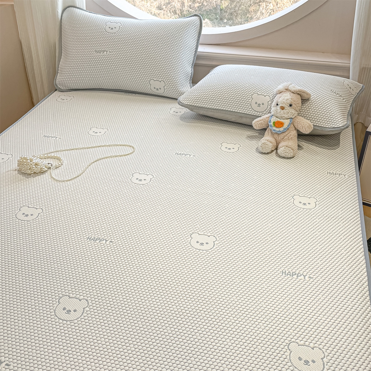 91家纺网 家纺一手货源 找家纺 天之澜家纺 2026新款PE凉豆豆凉席小红书热卖款A类冰豆豆凉席三件套可水洗豆豆凉席-床笠款 快乐小熊