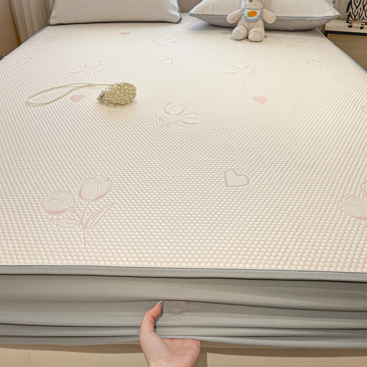 91家纺网 家纺一手货源 找家纺 天之澜家纺 2026新款PE凉豆豆凉席小红书热卖款A类冰豆豆凉席三件套可水洗豆豆凉席-床笠款 郁金香之恋