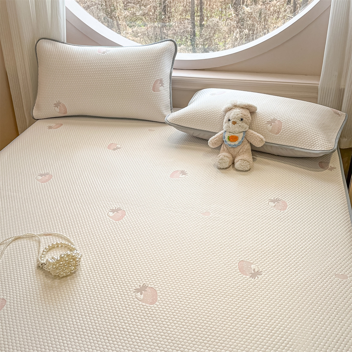 91家纺网 家纺一手货源 找家纺 天之澜家纺 2026新款PE凉豆豆凉席小红书热卖款A类冰豆豆凉席三件套可水洗豆豆凉席-床笠款 甜心草莓