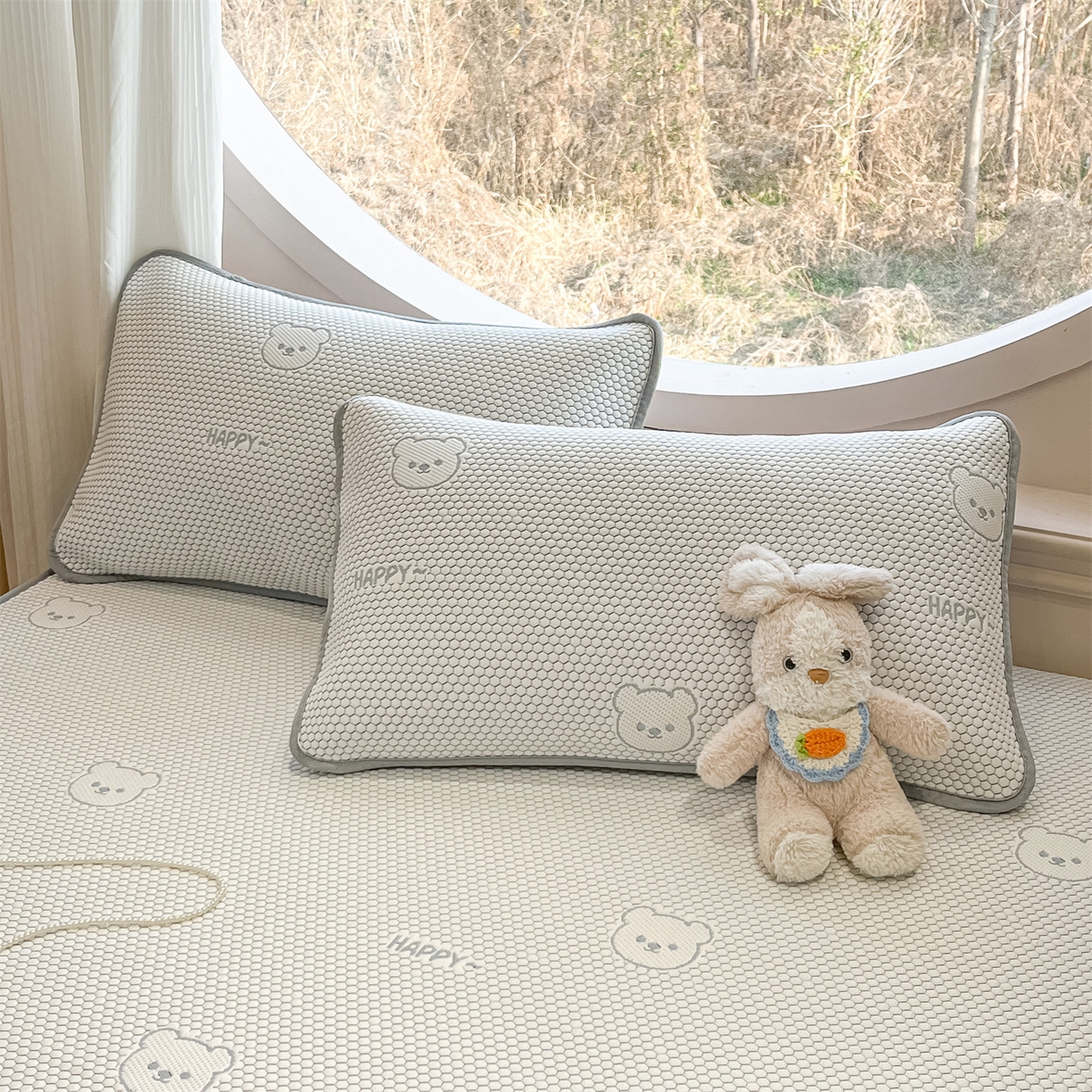 91家纺网 家纺一手货源 找家纺 天之澜家纺 2026新款PE凉豆豆凉席小红书热卖款A类冰豆豆凉席三件套可水洗豆豆凉席-床笠款 快乐小熊