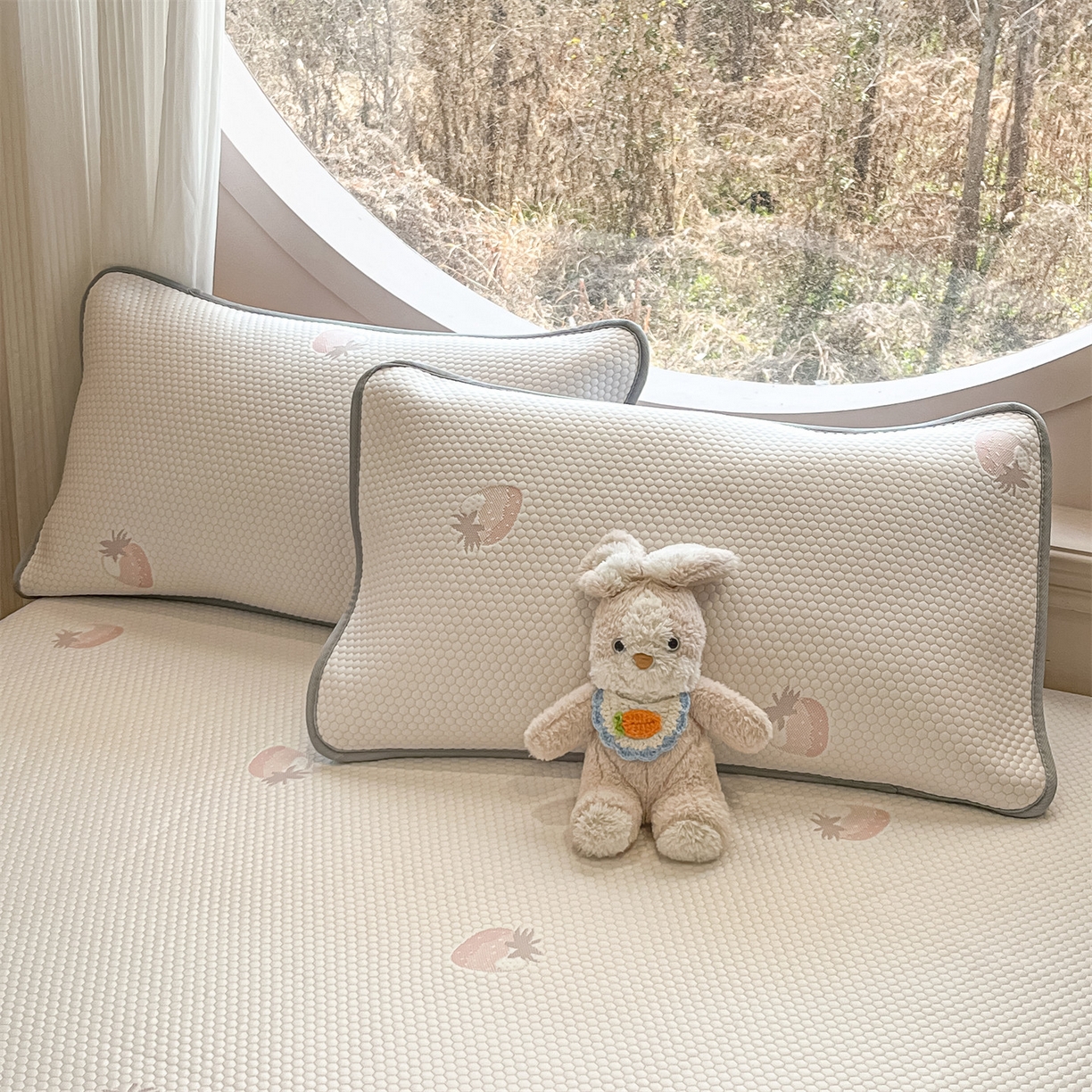 91家纺网 家纺一手货源 找家纺 天之澜家纺 2026新款PE凉豆豆凉席小红书热卖款A类冰豆豆凉席三件套可水洗豆豆凉席-床笠款 甜心草莓