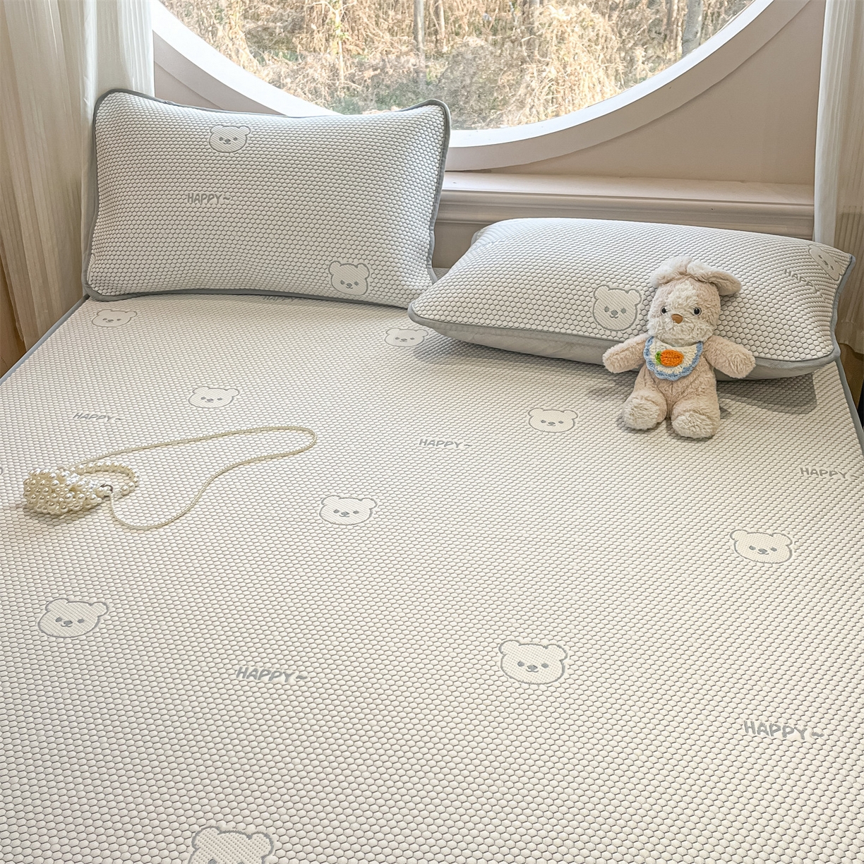 91家纺网 家纺一手货源 找家纺 天之澜家纺 2026新款PE凉豆豆凉席小红书热卖款A类冰豆豆凉席三件套可水洗豆豆凉席-床笠款 快乐小熊