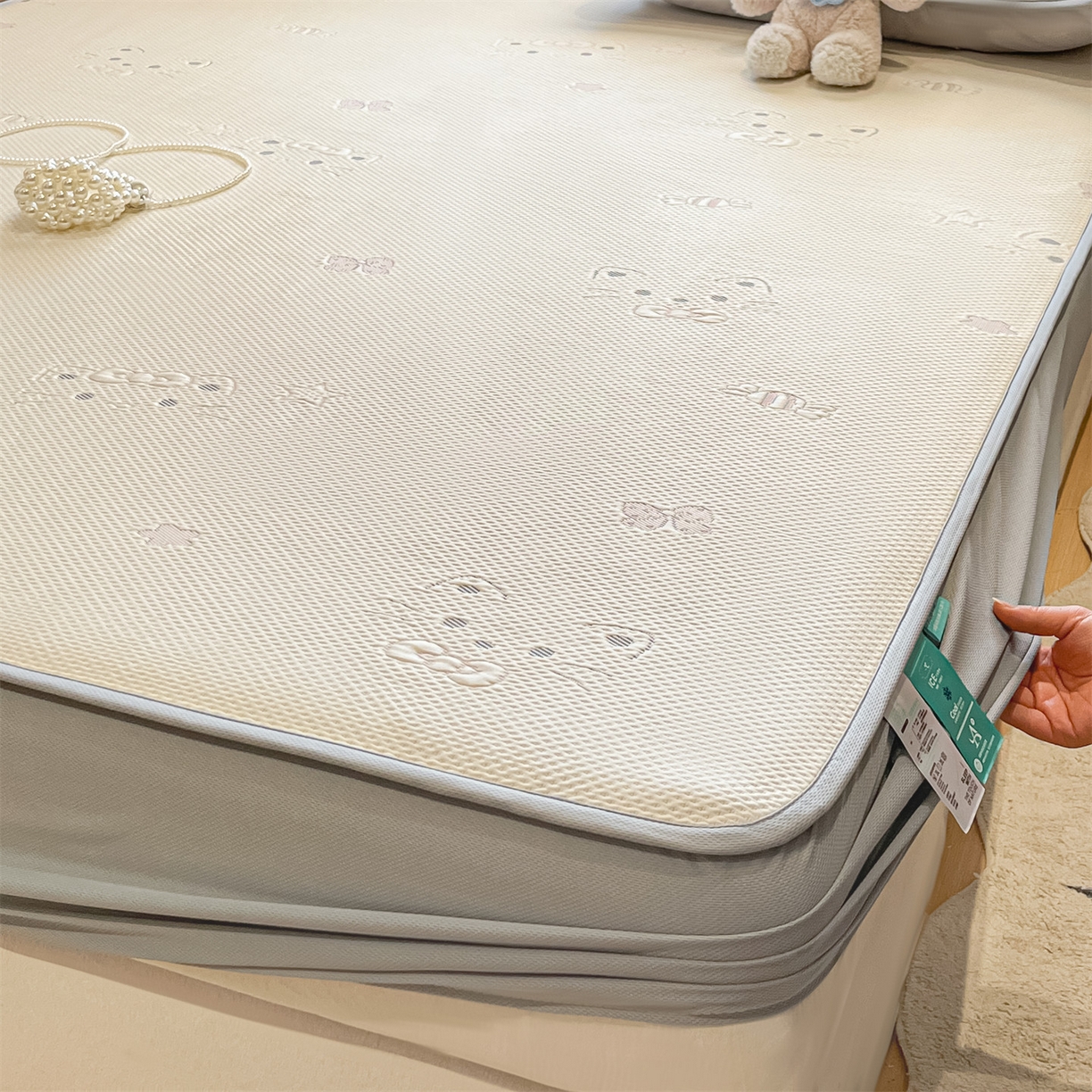 91家纺网 家纺一手货源 找家纺 天之澜家纺 2026新款PE凉豆豆凉席小红书热卖款A类冰豆豆凉席三件套可水洗豆豆凉席-床笠款 小喵喵