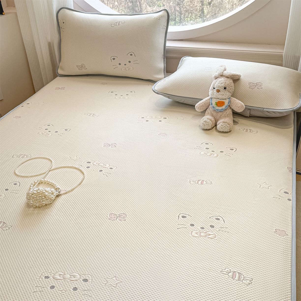 91家纺网 家纺一手货源 找家纺 天之澜家纺 2026新款PE凉豆豆凉席小红书热卖款A类冰豆豆凉席三件套可水洗豆豆凉席-床笠款 小喵喵