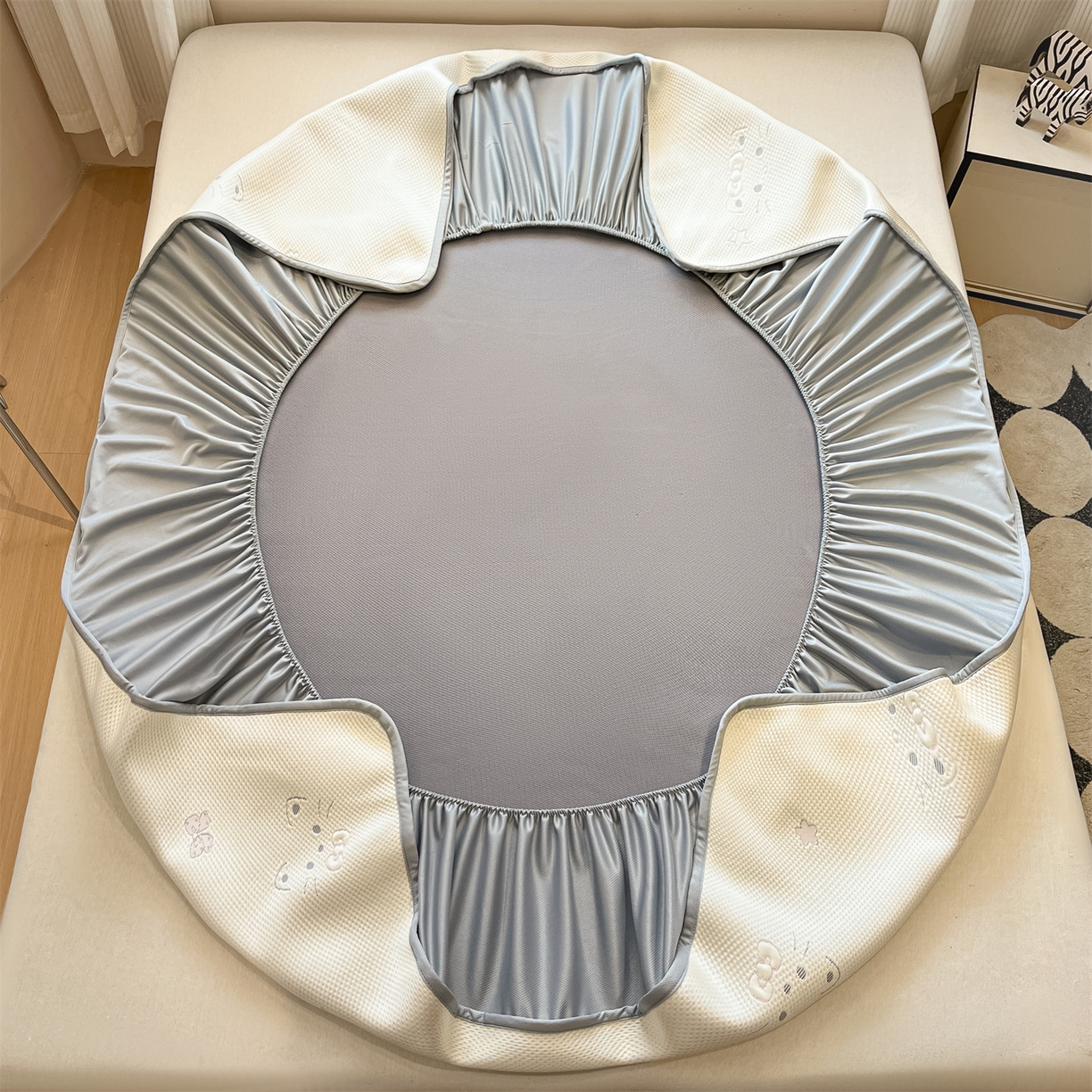 91家纺网 家纺一手货源 找家纺 天之澜家纺 2026新款PE凉豆豆凉席小红书热卖款A类冰豆豆凉席三件套可水洗豆豆凉席-床笠款 小喵喵