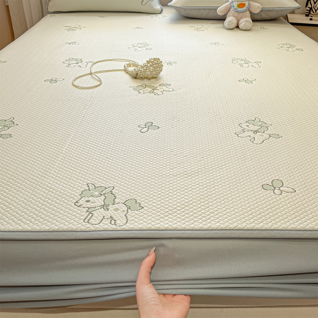 91家纺网 家纺一手货源 找家纺 天之澜家纺 2026新款PE凉豆豆凉席小红书热卖款A类冰豆豆凉席三件套可水洗豆豆凉席-床笠款 幸运小马