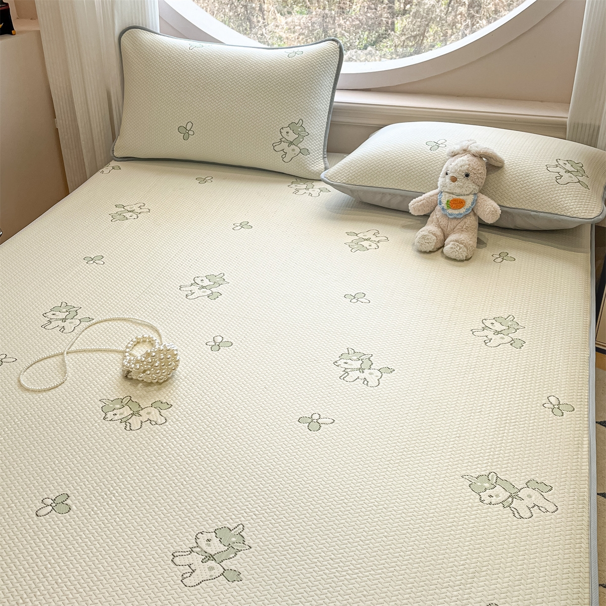 91家纺网 家纺一手货源 找家纺 天之澜家纺 2026新款PE凉豆豆凉席小红书热卖款A类冰豆豆凉席三件套可水洗豆豆凉席-床笠款 幸运小马