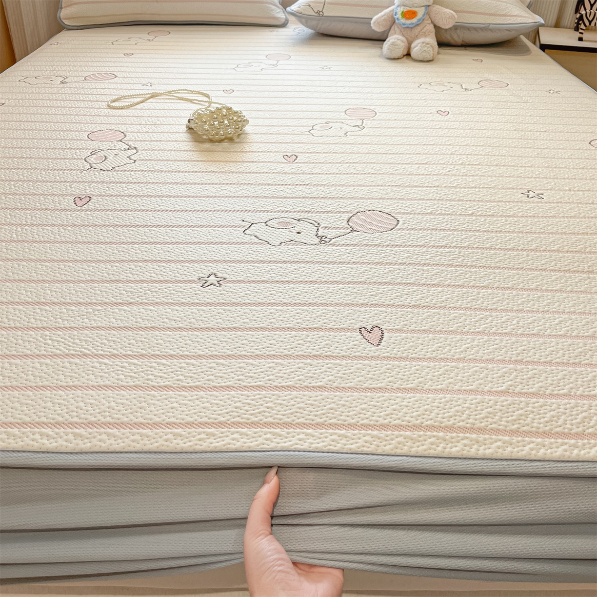 91家纺网 家纺一手货源 找家纺 天之澜家纺 2026新款PE凉豆豆凉席小红书热卖款A类冰豆豆凉席三件套可水洗豆豆凉席-床笠款 象小萌