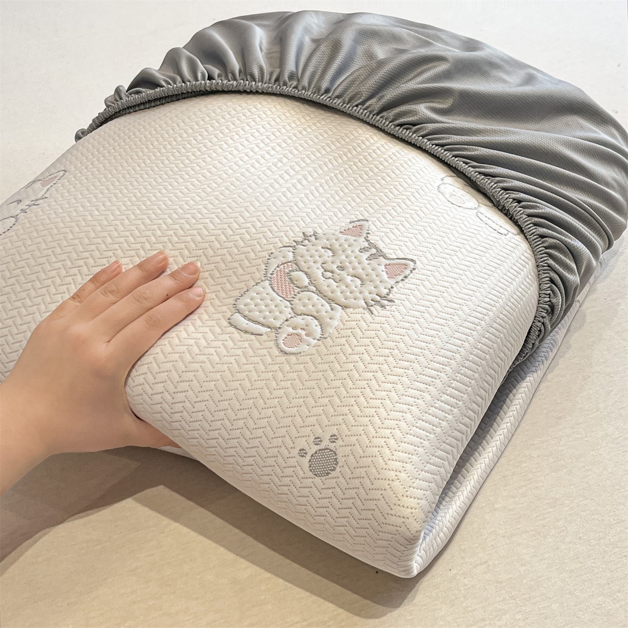 91家纺网 家纺一手货源 找家纺 天之澜家纺 2026新款PE凉豆豆凉席小红书热卖款A类冰豆豆凉席三件套可水洗豆豆凉席-床笠款 招财猫