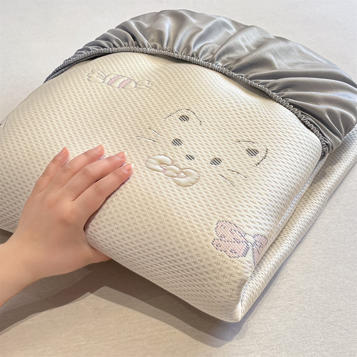 91家纺网 家纺一手货源 找家纺 天之澜家纺 2026新款PE凉豆豆凉席小红书热卖款A类冰豆豆凉席三件套可水洗豆豆凉席-床笠款 小喵喵