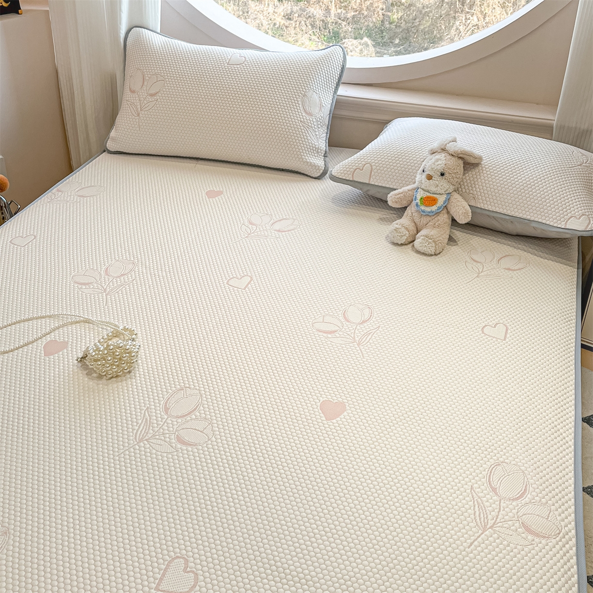 91家纺网 家纺一手货源 找家纺 天之澜家纺 2026新款PE凉豆豆凉席小红书热卖款A类冰豆豆凉席三件套可水洗豆豆凉席-床笠款 郁金香之恋