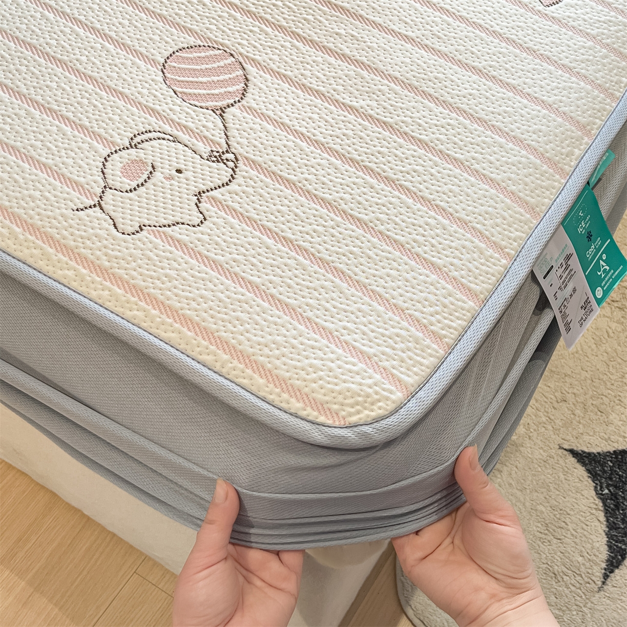 91家纺网 家纺一手货源 找家纺 天之澜家纺 2026新款PE凉豆豆凉席小红书热卖款A类冰豆豆凉席三件套可水洗豆豆凉席-床笠款 象小萌