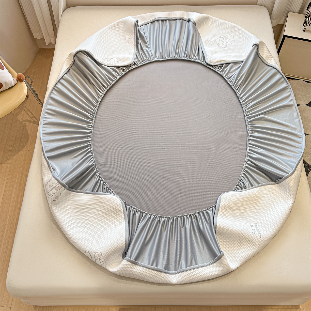 91家纺网 家纺一手货源 找家纺 天之澜家纺 2026新款PE凉豆豆凉席小红书热卖款A类冰豆豆凉席三件套可水洗豆豆凉席-床笠款 招财猫