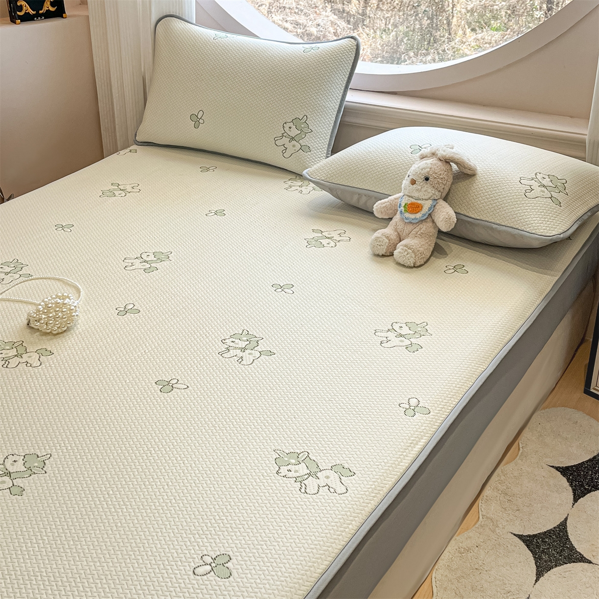 91家纺网 家纺一手货源 找家纺 天之澜家纺 2026新款PE凉豆豆凉席小红书热卖款A类冰豆豆凉席三件套可水洗豆豆凉席-床笠款 幸运小马