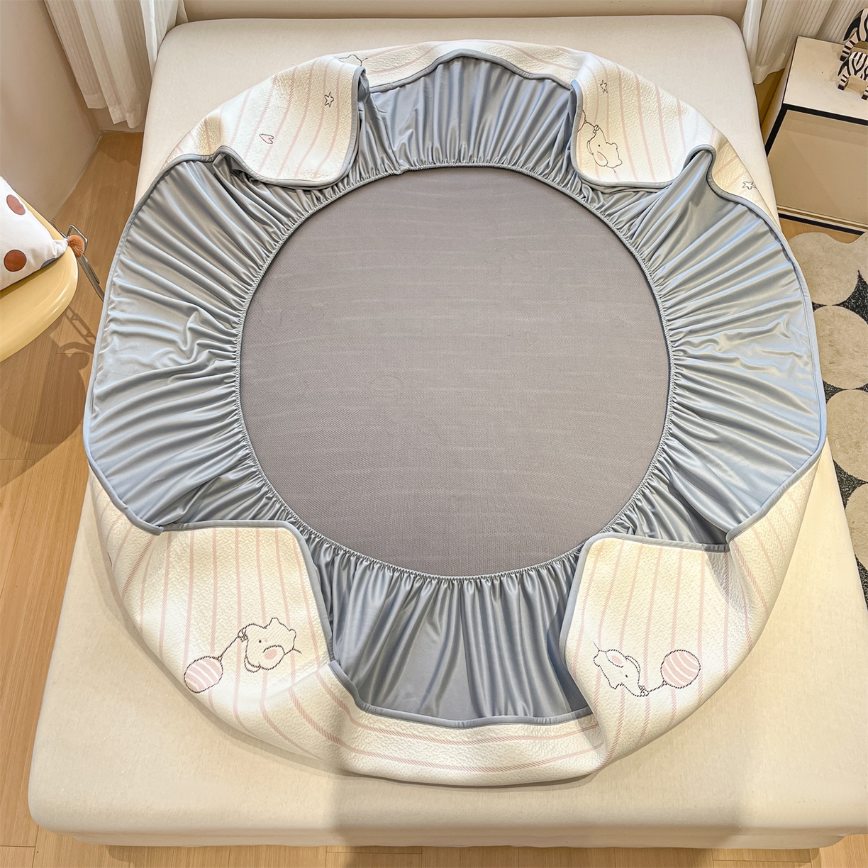 91家纺网 家纺一手货源 找家纺 天之澜家纺 2026新款PE凉豆豆凉席小红书热卖款A类冰豆豆凉席三件套可水洗豆豆凉席-床笠款 象小萌