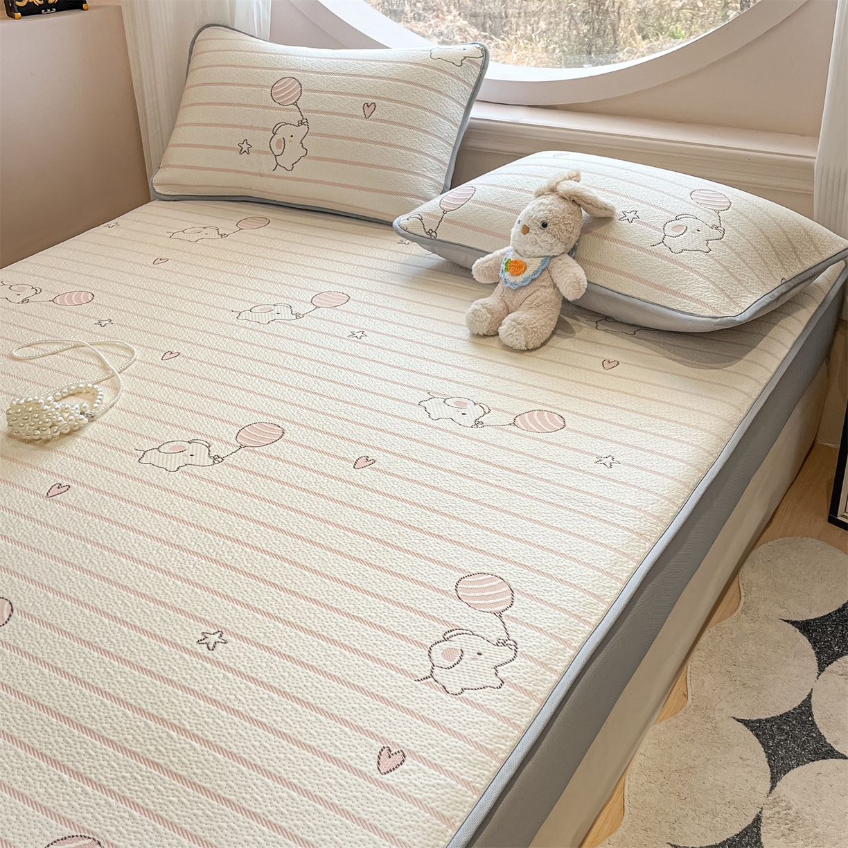 91家纺网 家纺一手货源 找家纺 天之澜家纺 2026新款PE凉豆豆凉席小红书热卖款A类冰豆豆凉席三件套可水洗豆豆凉席-床笠款 象小萌