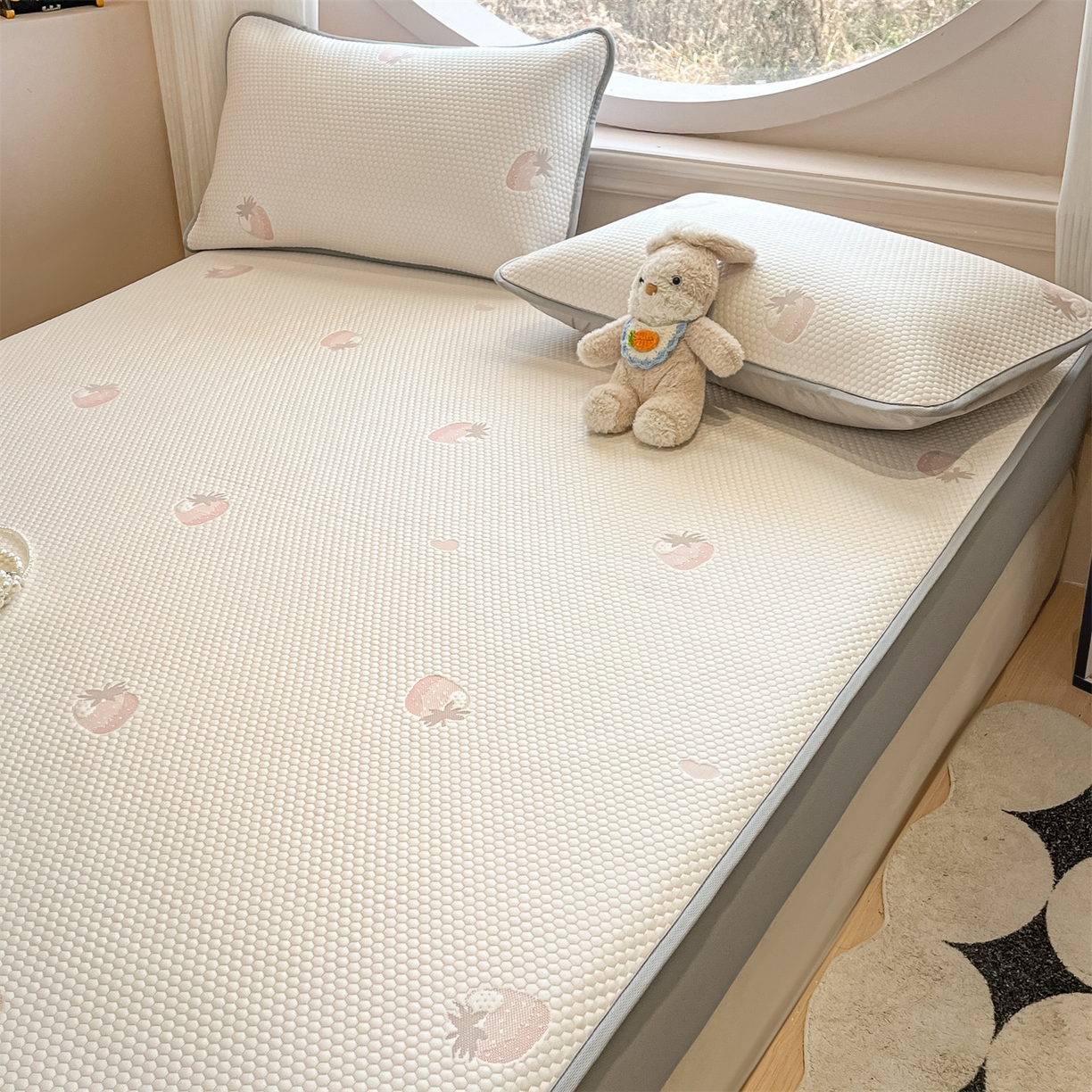 91家纺网 家纺一手货源 找家纺 天之澜家纺 2026新款PE凉豆豆凉席小红书热卖款A类冰豆豆凉席三件套可水洗豆豆凉席-床笠款 甜心草莓