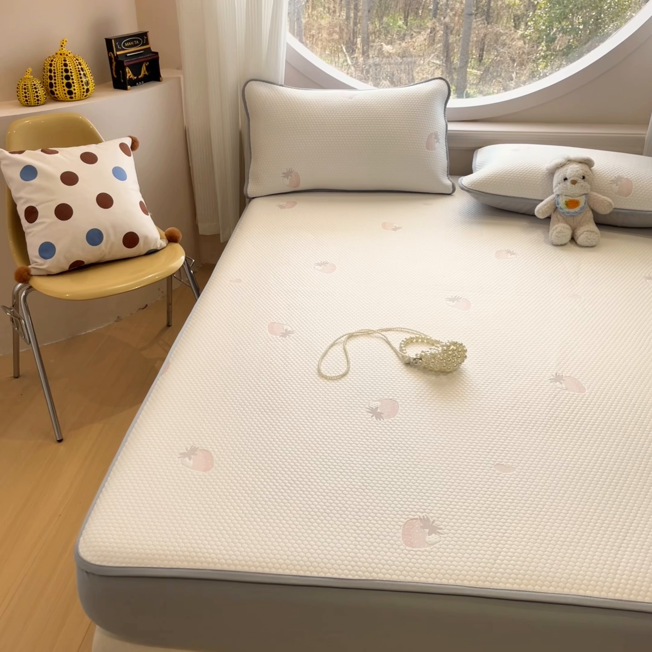 91家纺网 家纺一手货源 找家纺 天之澜家纺 2026新款PE凉豆豆凉席小红书热卖款A类冰豆豆凉席三件套可水洗豆豆凉席-床笠款 甜心草莓