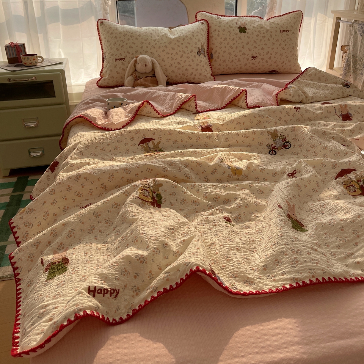 91家纺网 家纺一手货源 找家纺 贝扬思家纺 2026新款泡芙纱贝壳边夏被套件-欧包系列（今天也只做被快乐包裹的小朋友） 欧包-躲雨小兔