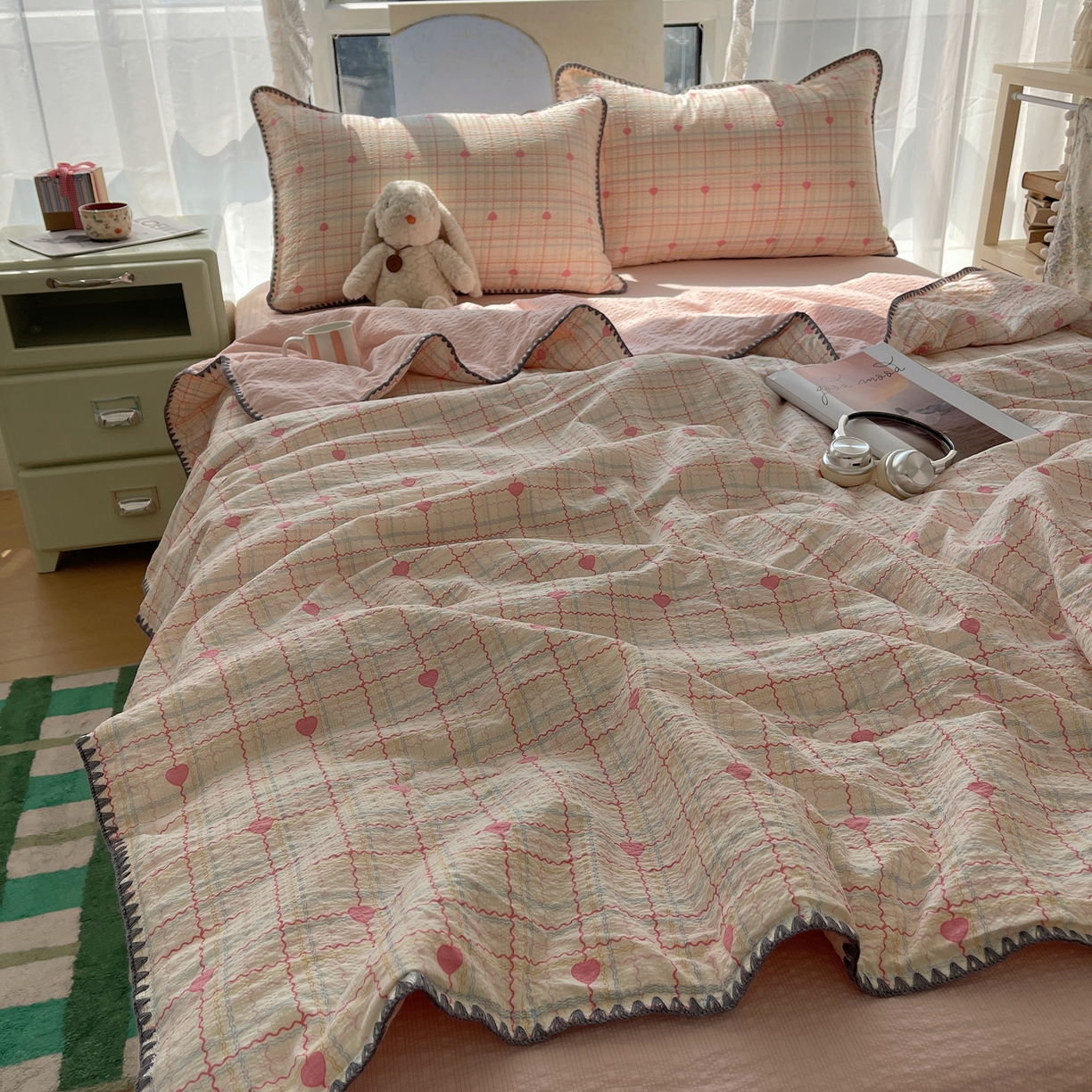 91家纺网 家纺一手货源 找家纺 贝扬思家纺 2026新款泡芙纱贝壳边夏被套件-欧包系列（今天也只做被快乐包裹的小朋友） 欧包-格格心